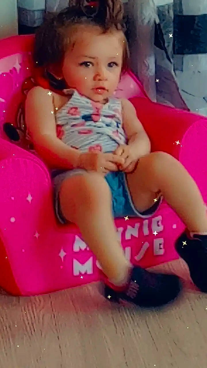 Karima a rejoint le concours — aidez-le/la à gagner de superbes lots ! baby_toddler_clothing, cheek, facial_expression, fun, happy, human_leg, knee, lap, leg, leisure, lip, magenta, nail, person, pink, sandal, shoe, sitting, skin, thigh