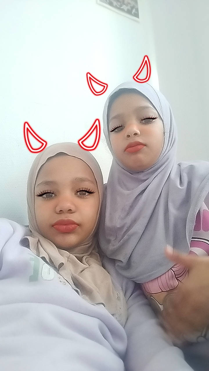 Kadija a rejoint le concours — aidez-le/la à gagner de superbes lots ! art, baby, child, comfort, event, eye, face, facial_expression, fun, fur, gesture, happy, head, headgear, person, portrait_photography, product, room, skin, toddler