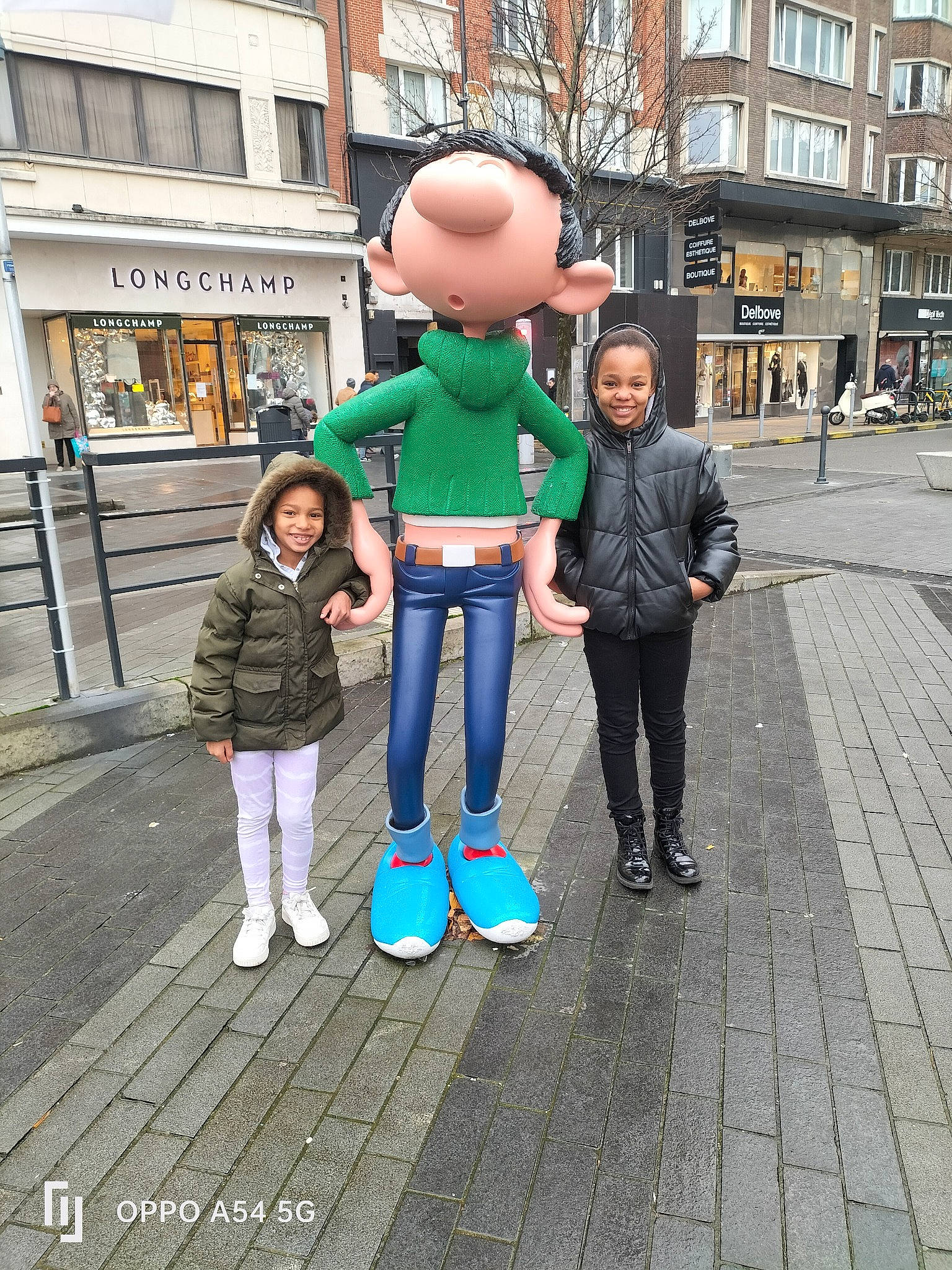 Kadija participe au concours pour gagner de l'argent avec cette photo : building, city, footwear, fun, happy, jacket, joy, leg, leisure, luggage_and_bags, morning, pedestrian, person, recreation, road, shoe, sidewalk, smile, sneakers, travel