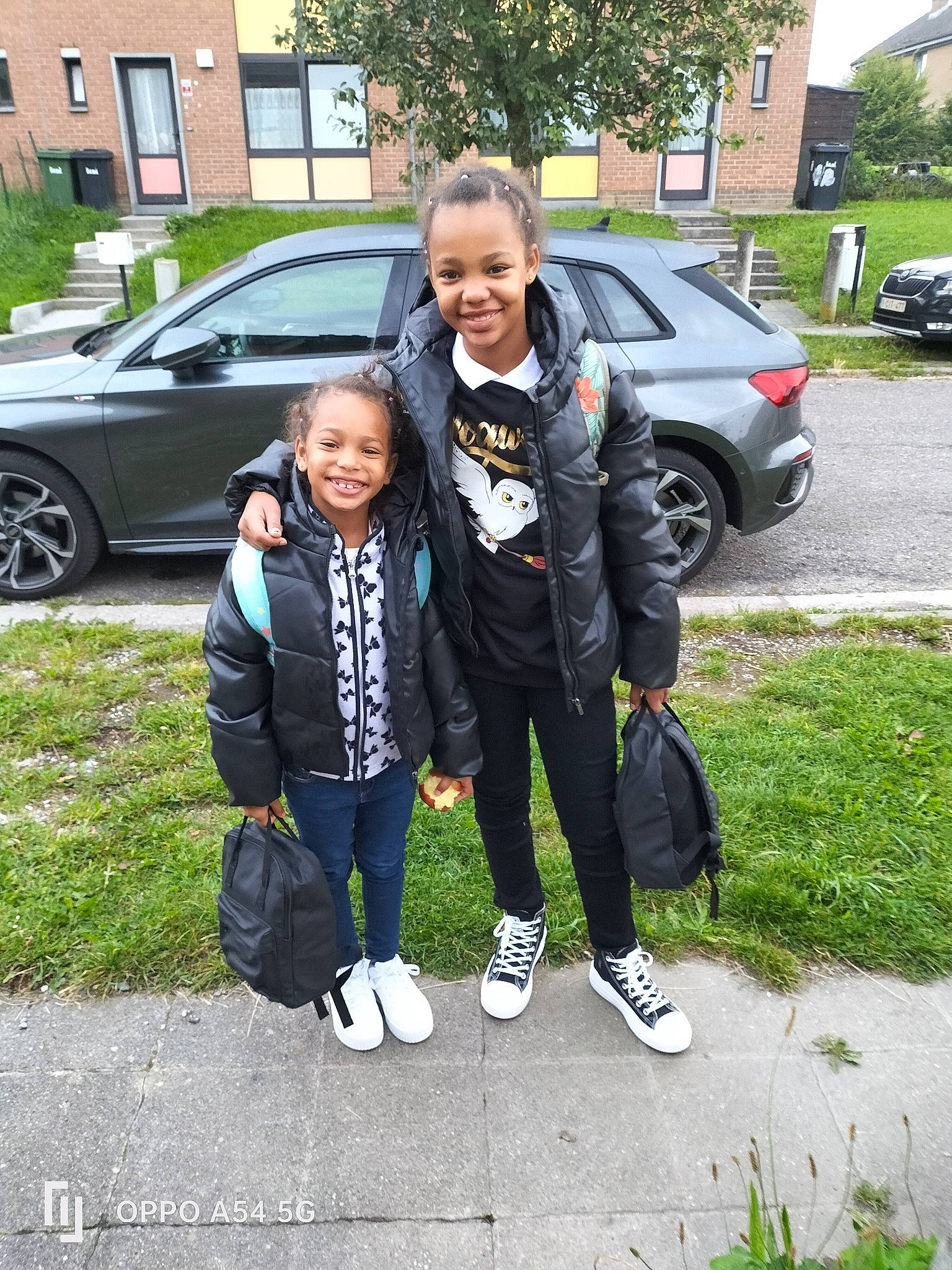 Kadija participe au concours pour gagner de l'argent avec cette photo : asphalt, automotive_exterior, car, event, family_car, grass, jacket, joy, land_vehicle, mid_size_car, motor_vehicle, parking, person, plant, smile, tire, toddler, tree, vehicle, vehicle_door