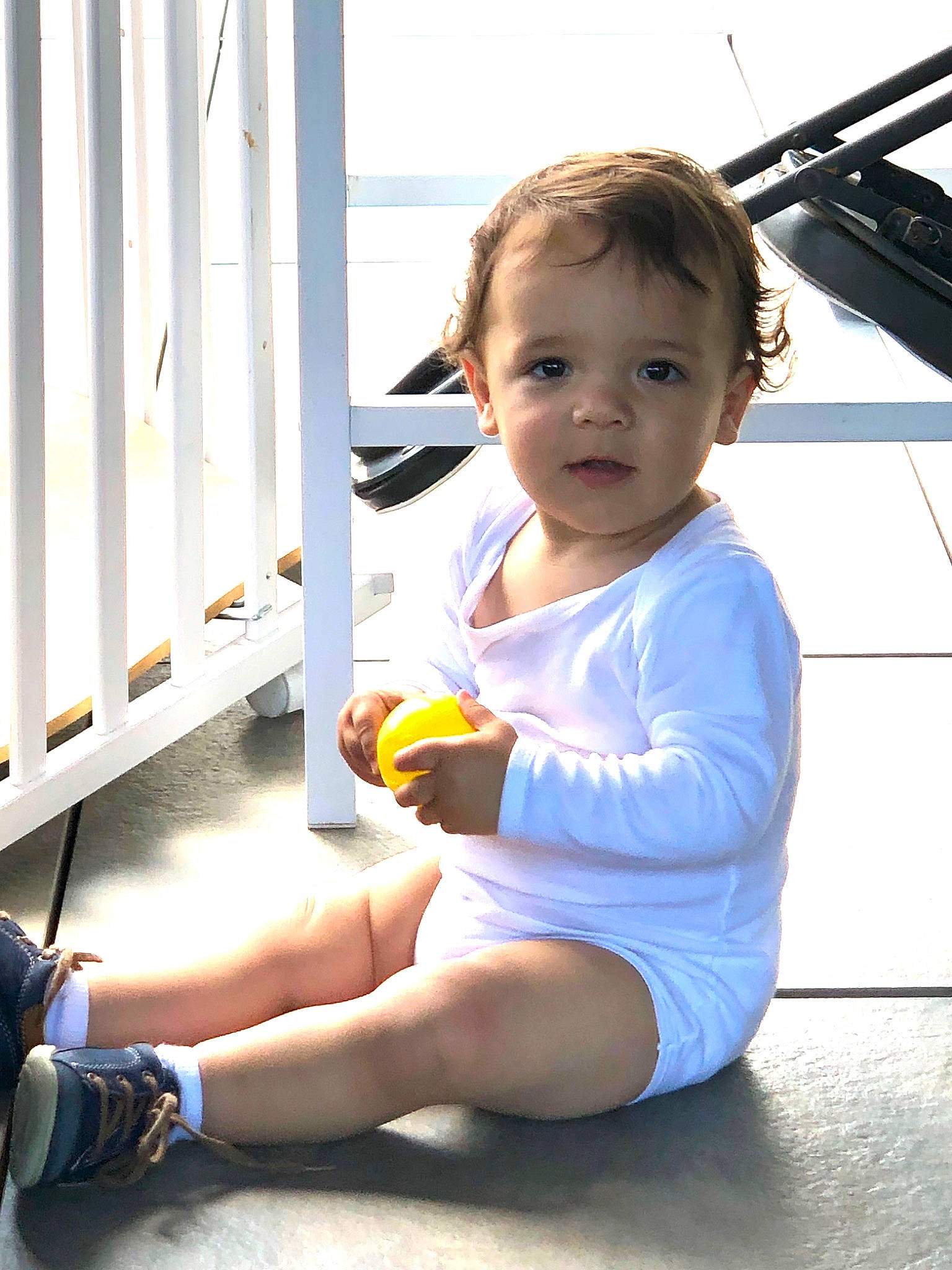 Diego participe au concours pour gagner de l'argent avec cette photo : baby_toddler_clothing, child, elbow, electric_blue, flooring, foot, fun, happy, human_leg, joint, knee, leg, leisure, person, skin, sky, standing, thigh, thumb, toddler