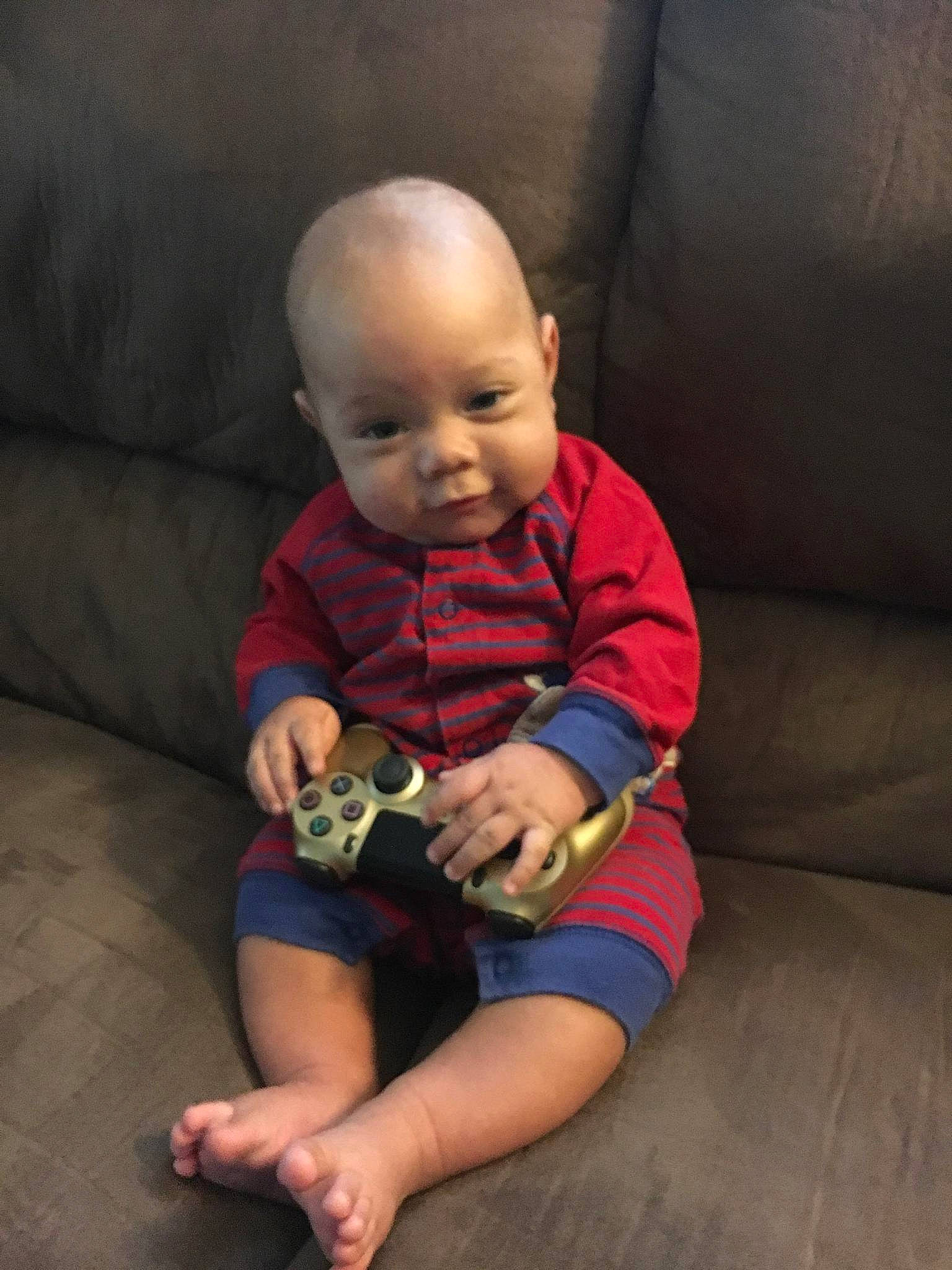 Markus is registered to the contest to win money with this photo: arm, baby, child, hand, leg, person, sitting, skin, toddler