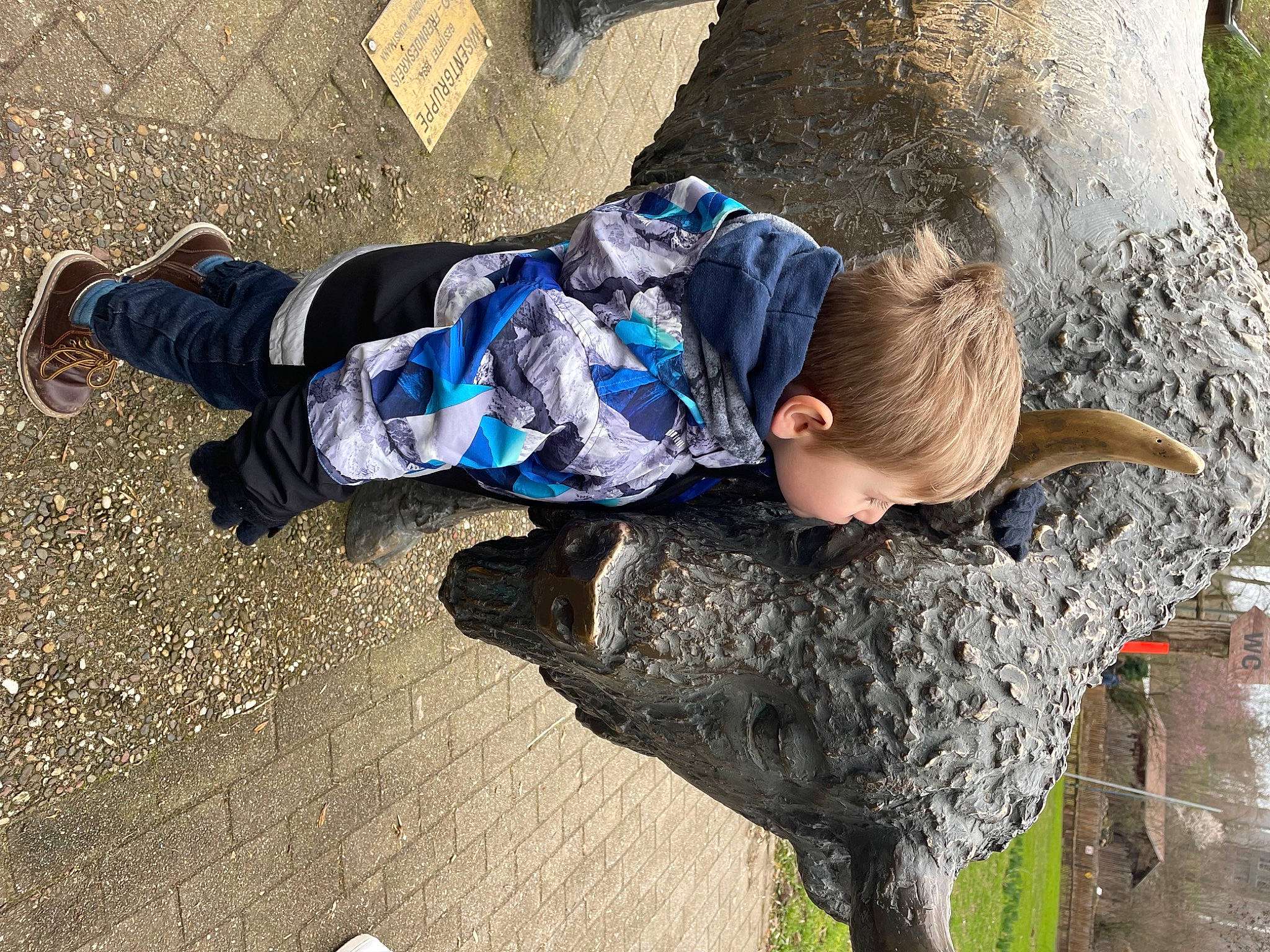 Angélino a rejoint le concours — aidez-le/la à gagner de superbes lots ! child, denim, electric_blue, fun, grass, happy, human_body, leg, leisure, people_in_nature, person, plant, recreation, shoe, sitting, sneakers, soil, toddler, tree, trunk