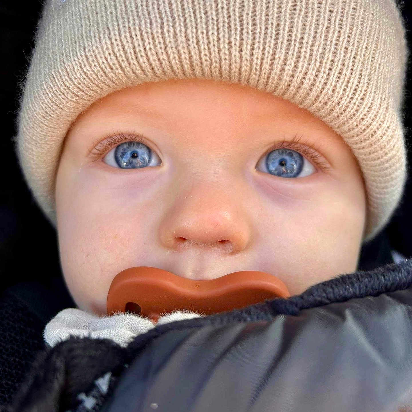 Malo participe au concours pour gagner de l'argent avec cette photo : baby, beanie, bodypart, bonnet, cap, clothing, coat, face, finger, glove, hand, hat, head, hood, jacket, knitwear, person, photography, portrait, sweater