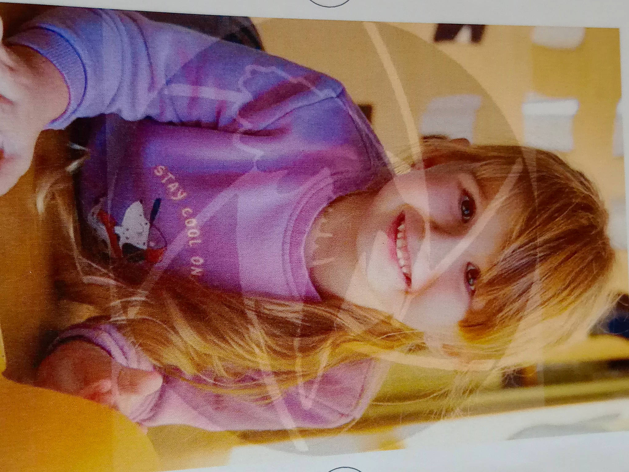 Yona a rejoint le concours — aidez-le/la à gagner de superbes lots ! brown_hair, chest, child, comfort, eyelash, eyewear, fashion_accessory, fun, gesture, happy, joy, leisure, lip, long_hair, magenta, nose, person, purple, selfie, skin