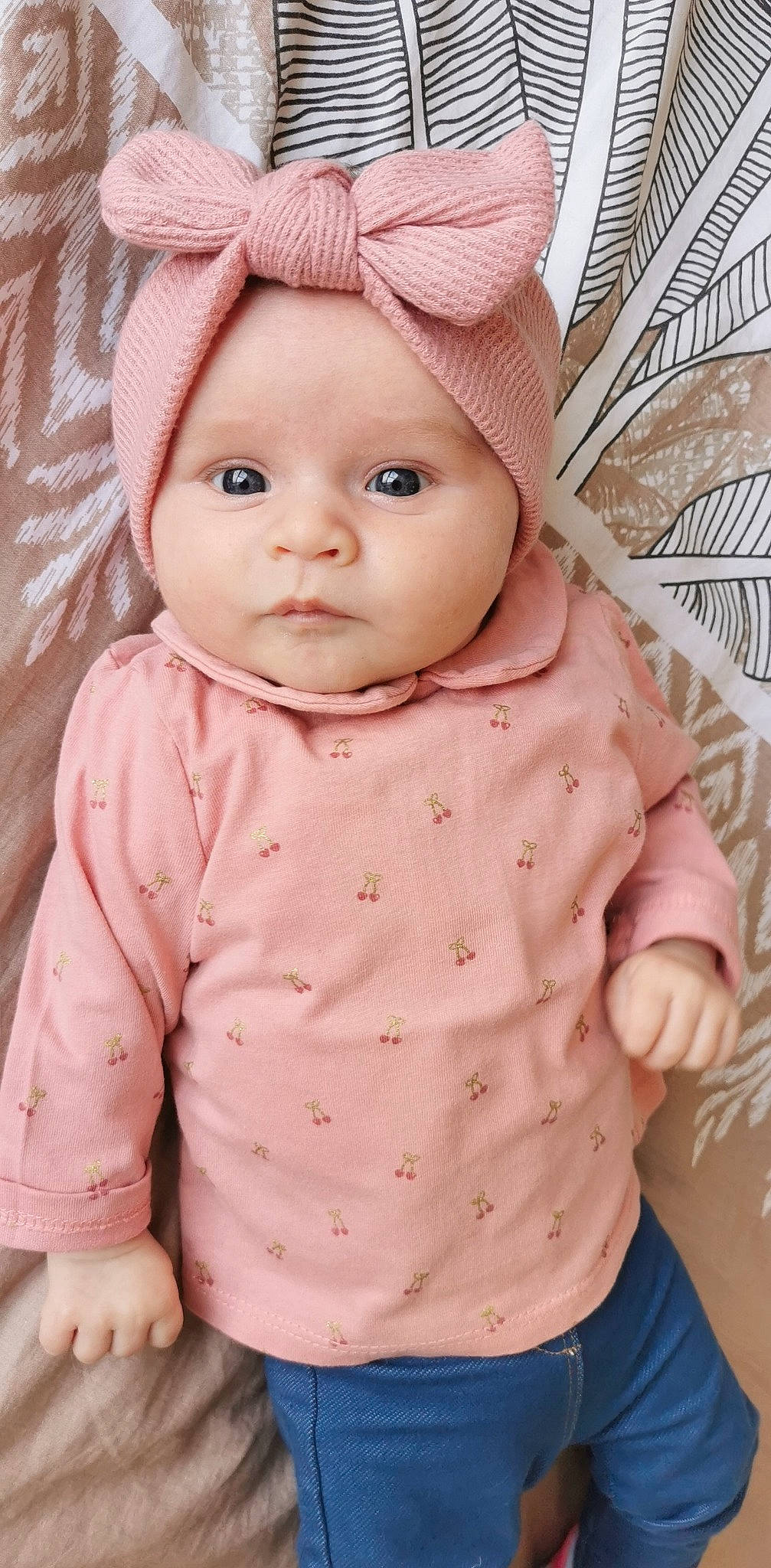Lya a rejoint le concours — aidez-le/la à gagner de superbes lots ! baby, baby_toddler_clothing, cap, cheek, child, clothing, collar, cool, eye, headgear, headwear, knit_cap, lip, nose, outerwear, pattern, person, pink, skin, sleeve