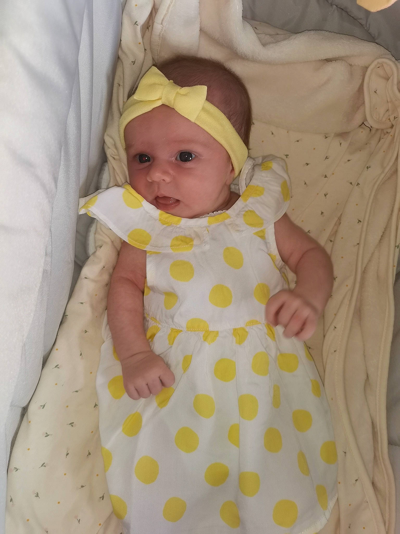 Lya participe au concours pour gagner de l'argent avec cette photo : baby, baby_products, baby_toddler_clothing, beauty, child, comfort, day_dress, dress, face, headwear, linens, one_piece_garment, outerwear, pattern, person, photograph, product, skin, sleeve, textile