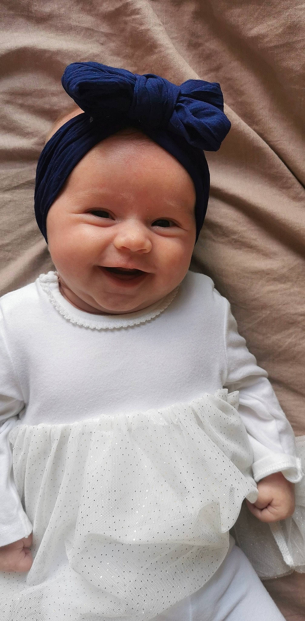 Lya participe au concours pour gagner de l'argent avec cette photo : baby, baby_laughing, baby_toddler_clothing, cap, cheek, facial_expression, gesture, happy, headgear, headwear, lip, neck, nose, people, person, pink, skin, sleeve, smile, textile