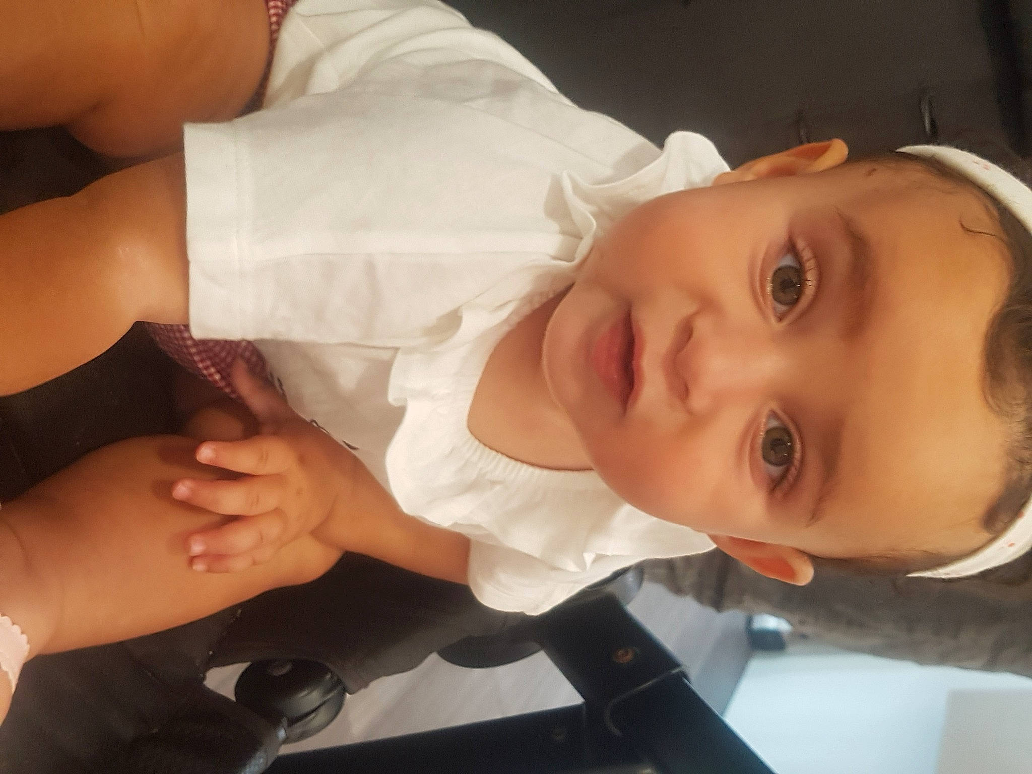 Lilia a rejoint le concours — aidez-le/la à gagner de superbes lots ! baby, baby_toddler_clothing, cheek, dress, finger, gesture, hand, happy, hat, lip, mouth, neck, nose, person, product, skin, sleeve, smile, thumb, tie