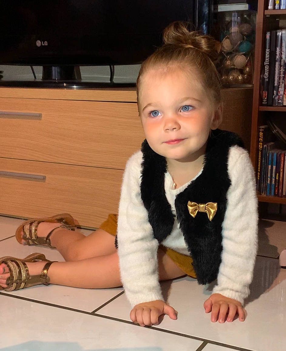 Jade a rejoint le concours — aidez-le/la à gagner de superbes lots ! baby, child, crawling, fawn, floor, flooring, iris, joy, leg, outerwear, person, room, sitting, skin, smile, toddler