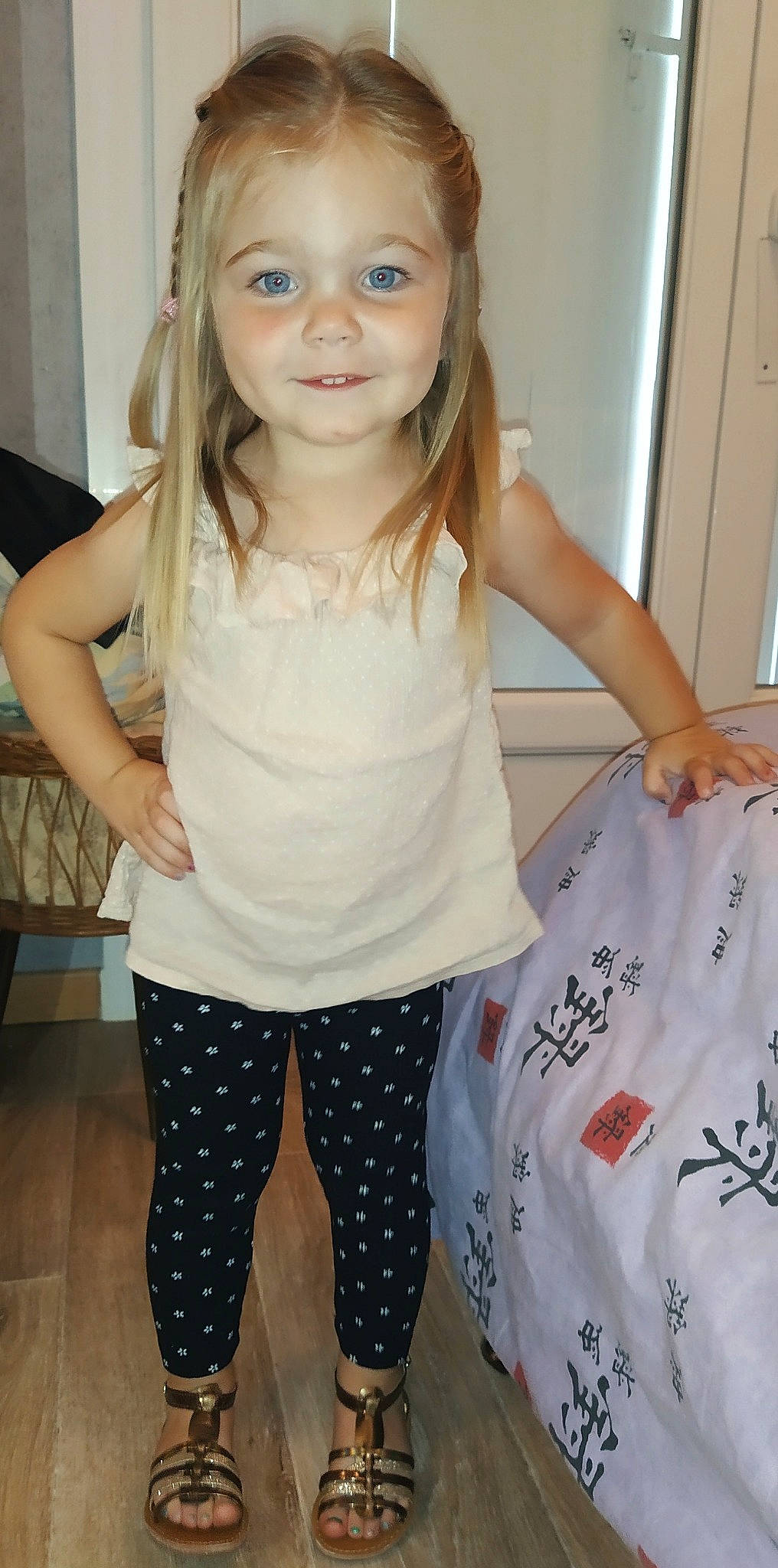 Jade participe au concours pour gagner de l'argent avec cette photo : blond, brown_hair, child, child_model, clothing, design, hair, joy, leg, leggings, long_hair, pattern, person, polka_dot, t_shirt, tights, toddler