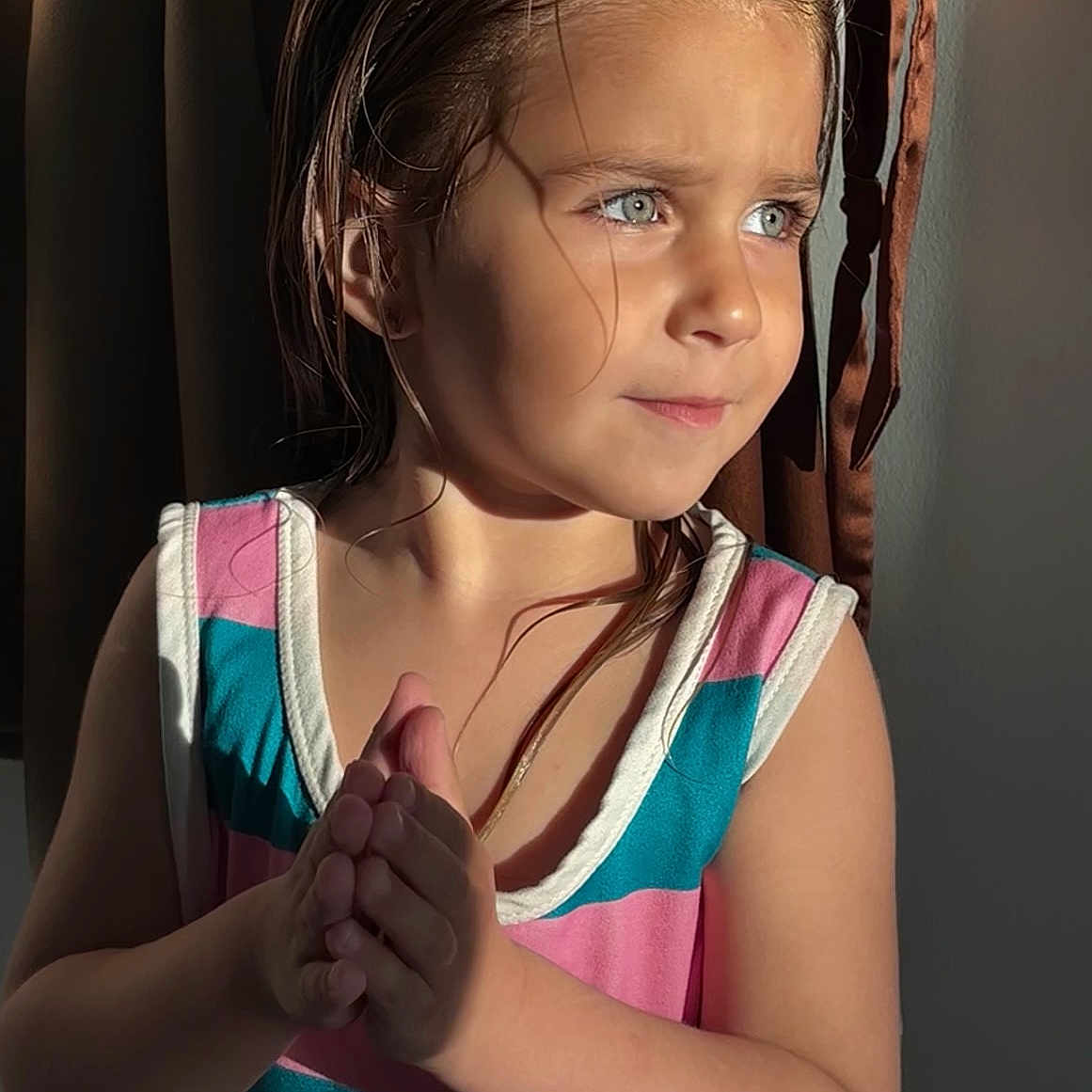 Edith participe au concours pour gagner de l'argent avec cette photo : accessories, arm, bodypart, child, face, female, finger, girl, hair, hand, happy, head, jewelry, necklace, pendant, person, photography, portrait, shoulder, smile