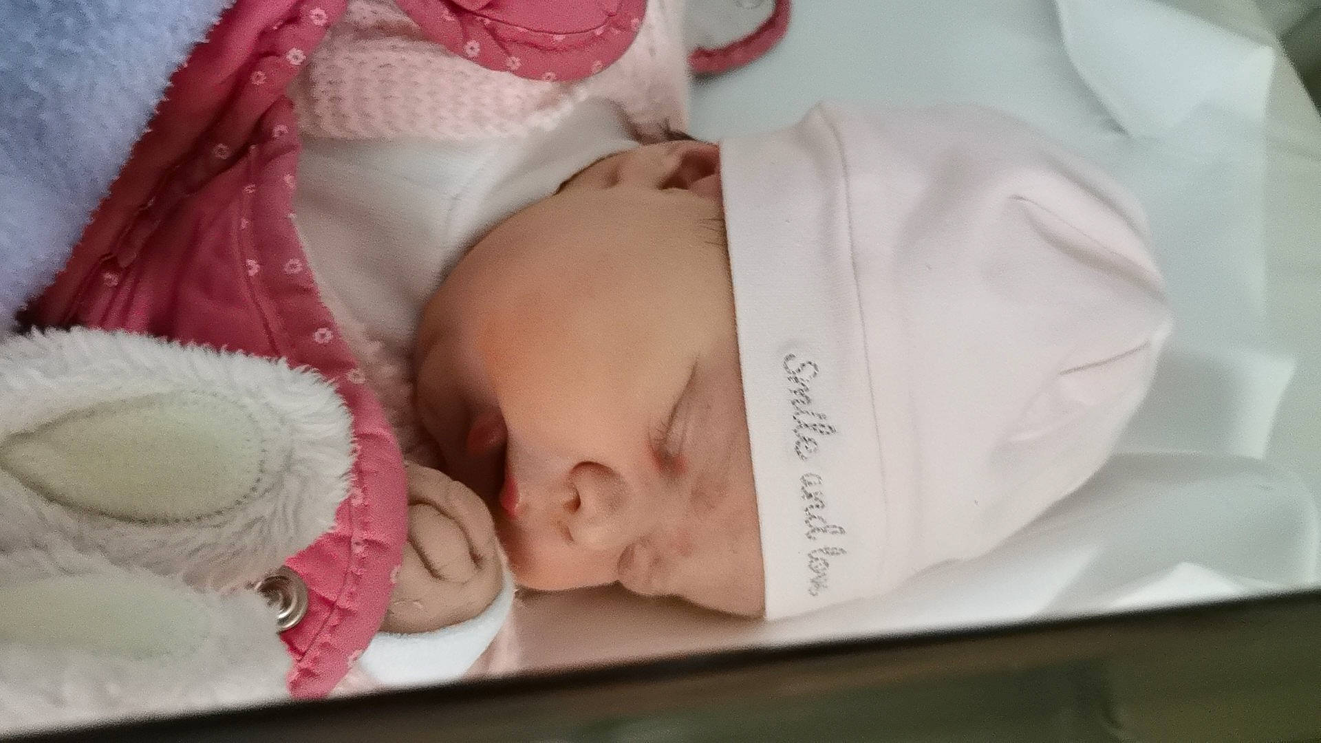 Lynoa a rejoint le concours — aidez-le/la à gagner de superbes lots ! baby, baby_products, baby_sleeping, baby_toddler_clothing, bedtime, carmine, cheek, child, comfort, eyelash, hand, head, headgear, headwear, lip, nail, nap, person, room, skin