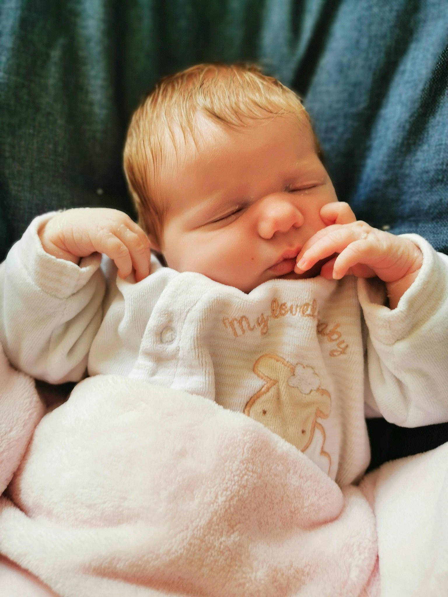 Lynoa participe au concours pour gagner de l'argent avec cette photo : baby, baby_sleeping, baby_toddler_clothing, beauty, cheek, child, close_up, comfort, ear, finger, gesture, hand, head, lip, mouth, nail, nose, person, skin, thumb