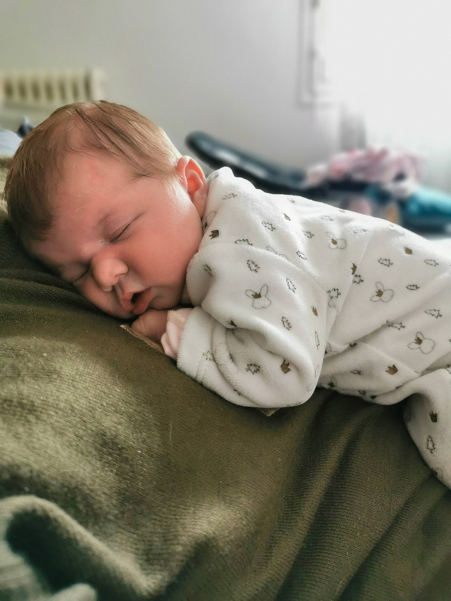 Lynoa a rejoint le concours — aidez-le/la à gagner de superbes lots ! baby, baby_products, baby_safety, baby_sleeping, baby_toddler_clothing, bedding, bedtime, blanket, cheek, child, comfort, fur, linens, nap, pattern, person, room, sitting, sleep, sleeve