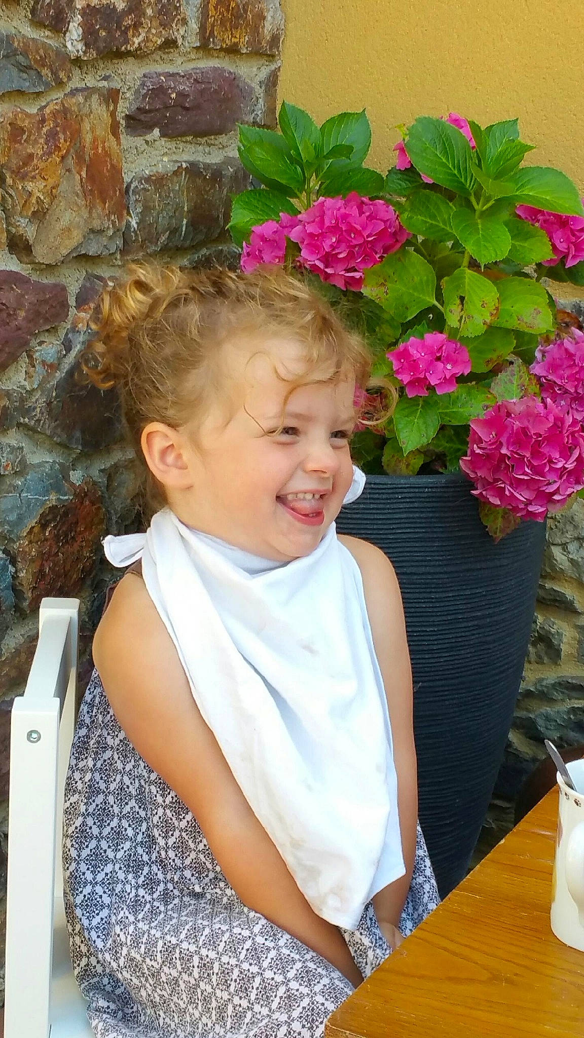 Ylaïs a rejoint le concours — aidez-le/la à gagner de superbes lots ! child, cut_flowers, floral_design, floristry, flower, houseplant, joy, person, petal, pink, plant, toddler