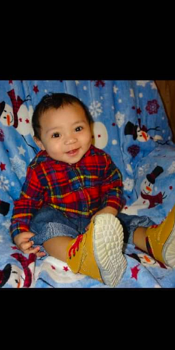 Achilles is registered to the contest to win money with this photo: baby, cheek, child, design, joy, pattern, person, plaid, play, sitting, smile, tartan, textile, toddler