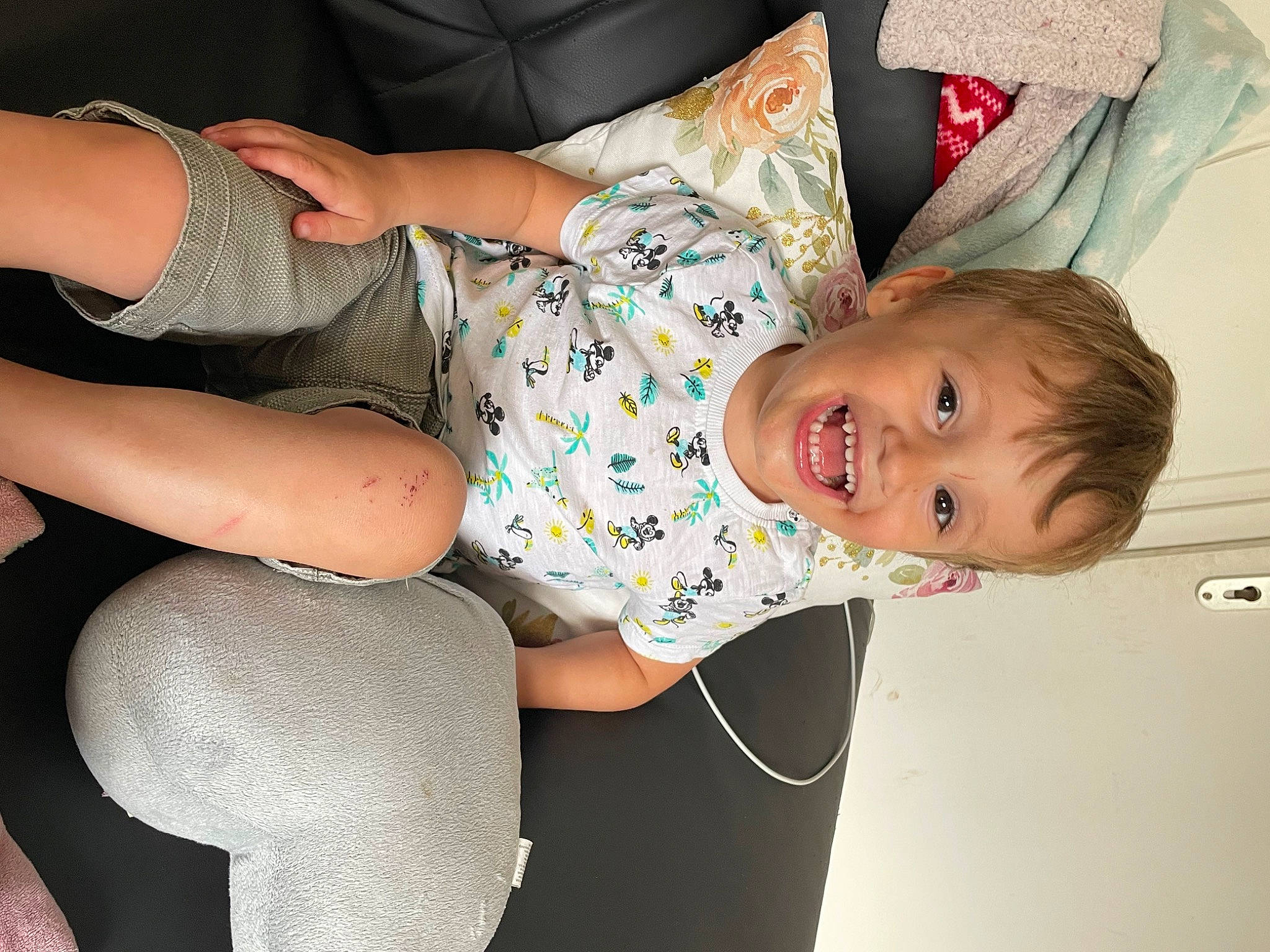 Even participe au concours pour gagner de l'argent avec cette photo : arm, baby_toddler_clothing, clothing, comfort, cool, elbow, finger, hairstyle, human_body, joint, knee, leg, mouth, neck, person, sleeve, smile, textile, thigh, trunk
