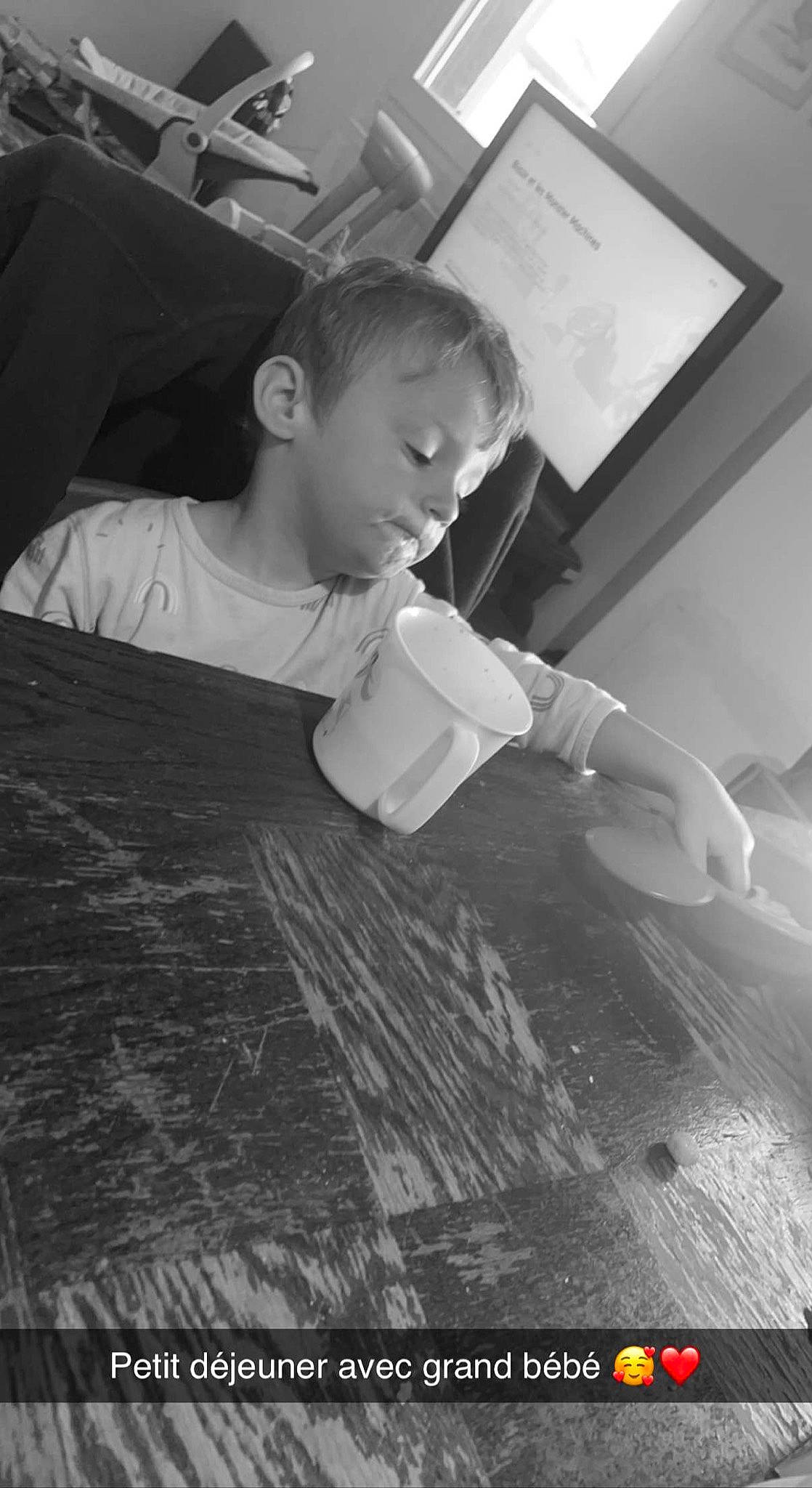 Even a rejoint le concours — aidez-le/la à gagner de superbes lots ! black, black_and_white, child, elbow, flash_photography, floor, flooring, fun, gesture, hardwood, monochrome, monochrome_photography, person, sitting, snapshot, standing, style, t_shirt, toddler, white