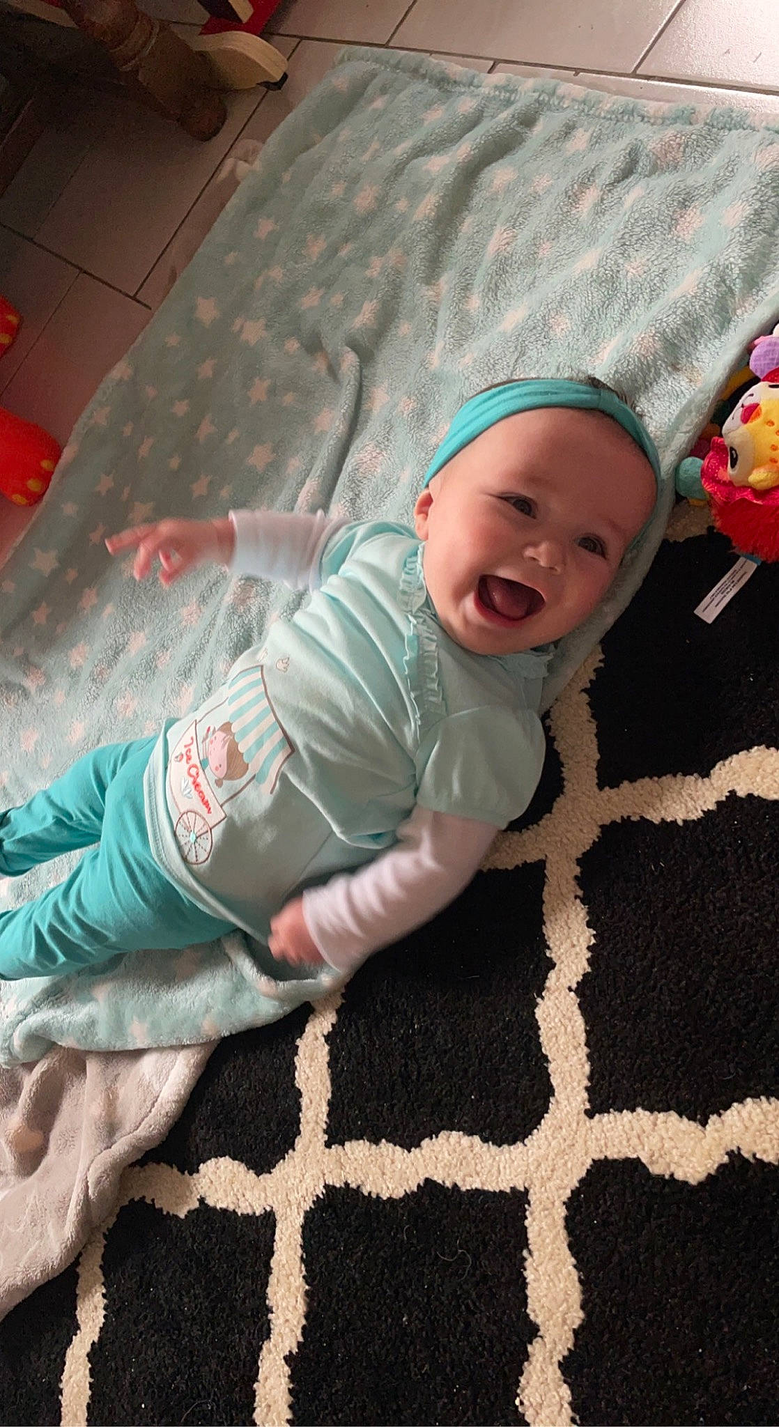 Maëlya participe au concours pour gagner de l'argent avec cette photo : baby, baby_products, baby_toddler_clothing, beanie, child, comfort, flooring, fun, grass, headwear, knit_cap, linens, military_camouflage, pattern, person, room, sitting, skin, sleeve, smile