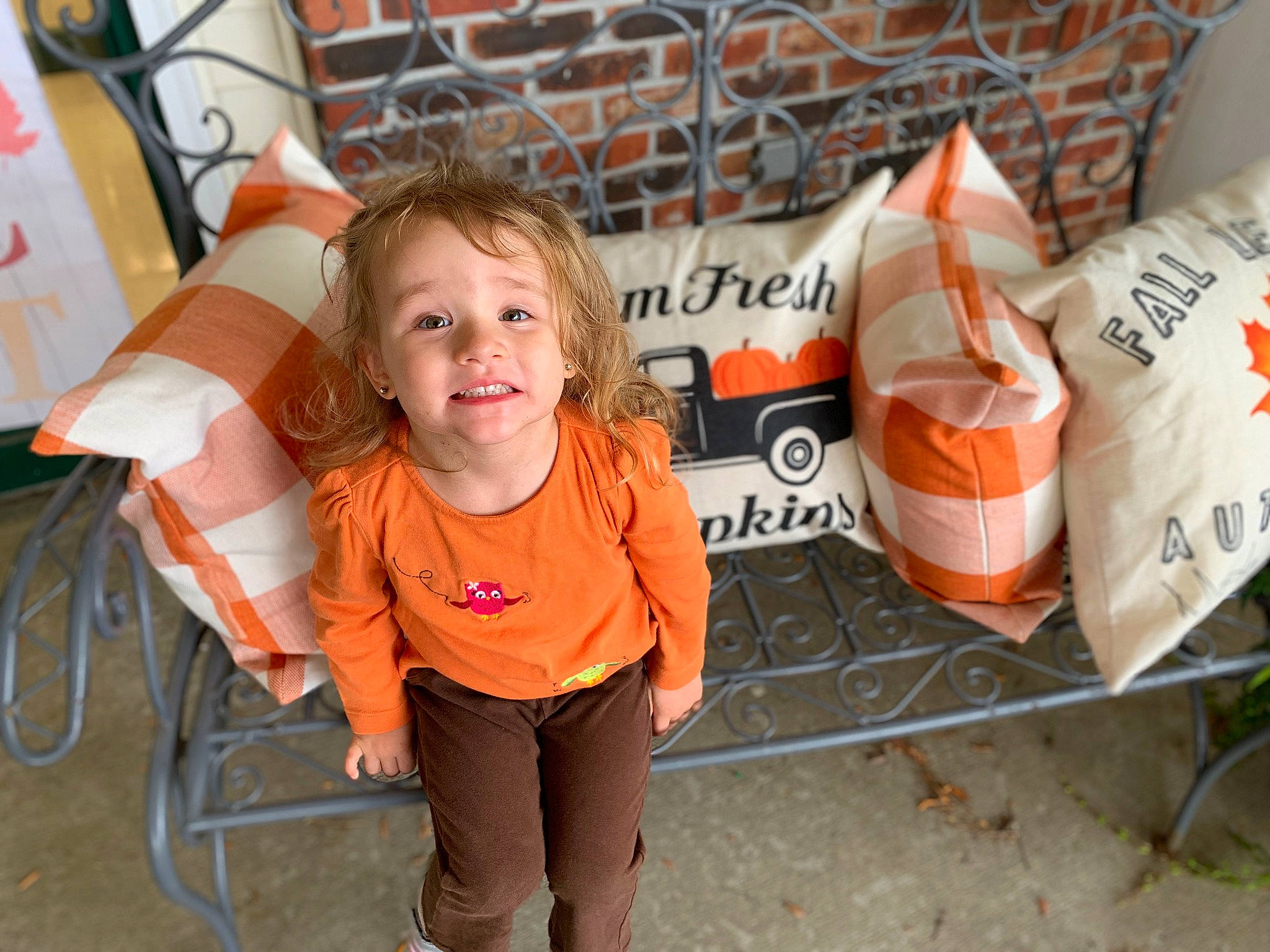 Eretria is registered to the contest to win money with this photo: blond, cardboard, chair, child, event, face, font, fun, grass, happy, joy, leisure, orange, packaging_and_labeling, person, personal_protective_equipment, shorts, sitting, sleeve, smile