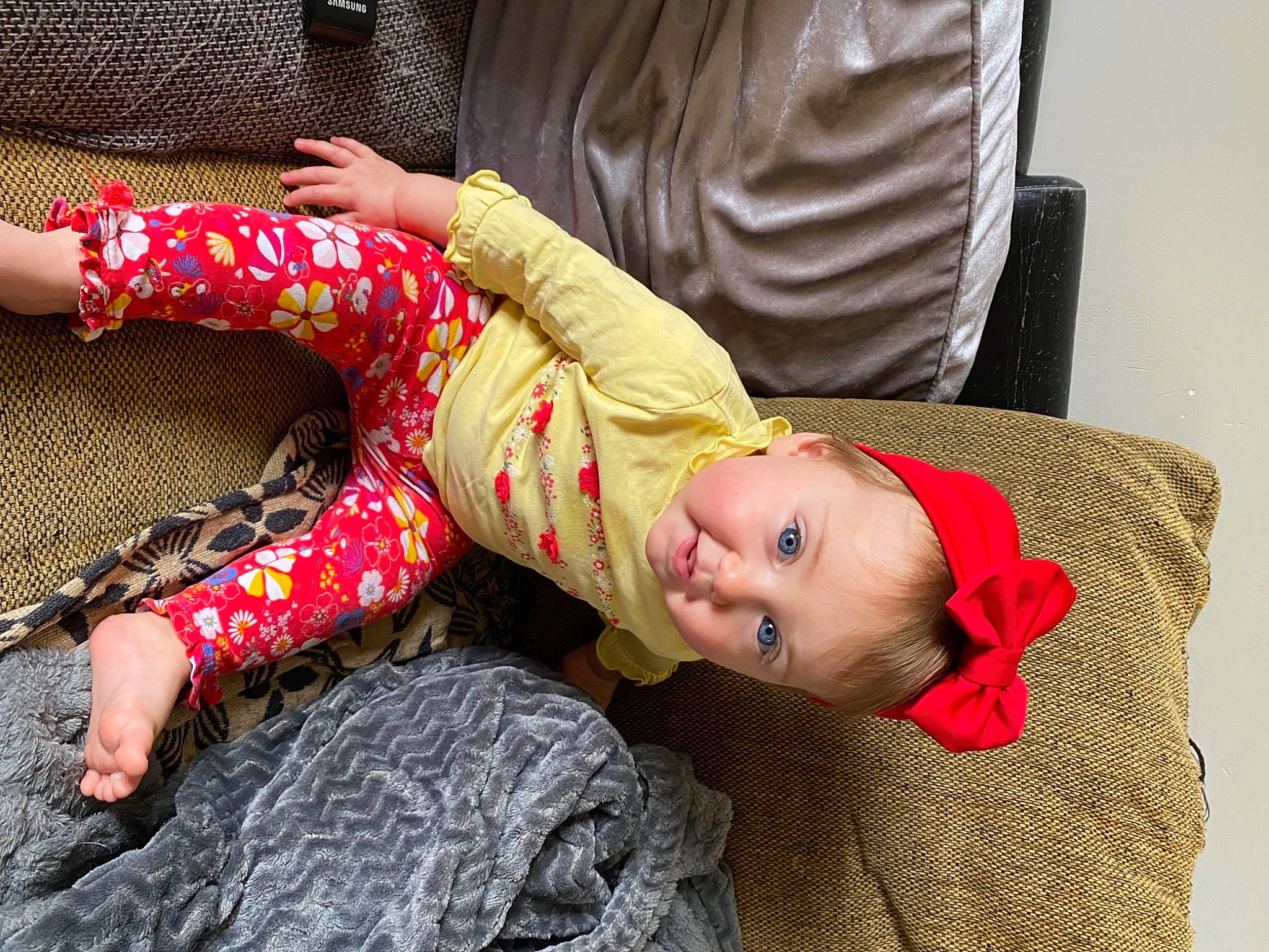 Jade a rejoint le concours — aidez-le/la à gagner de superbes lots ! abdomen, barefoot, child, comfort, elbow, flooring, foot, fun, grass, human_body, human_leg, knee, leisure, pattern, person, plaid, sitting, sleeve, thigh, toddler