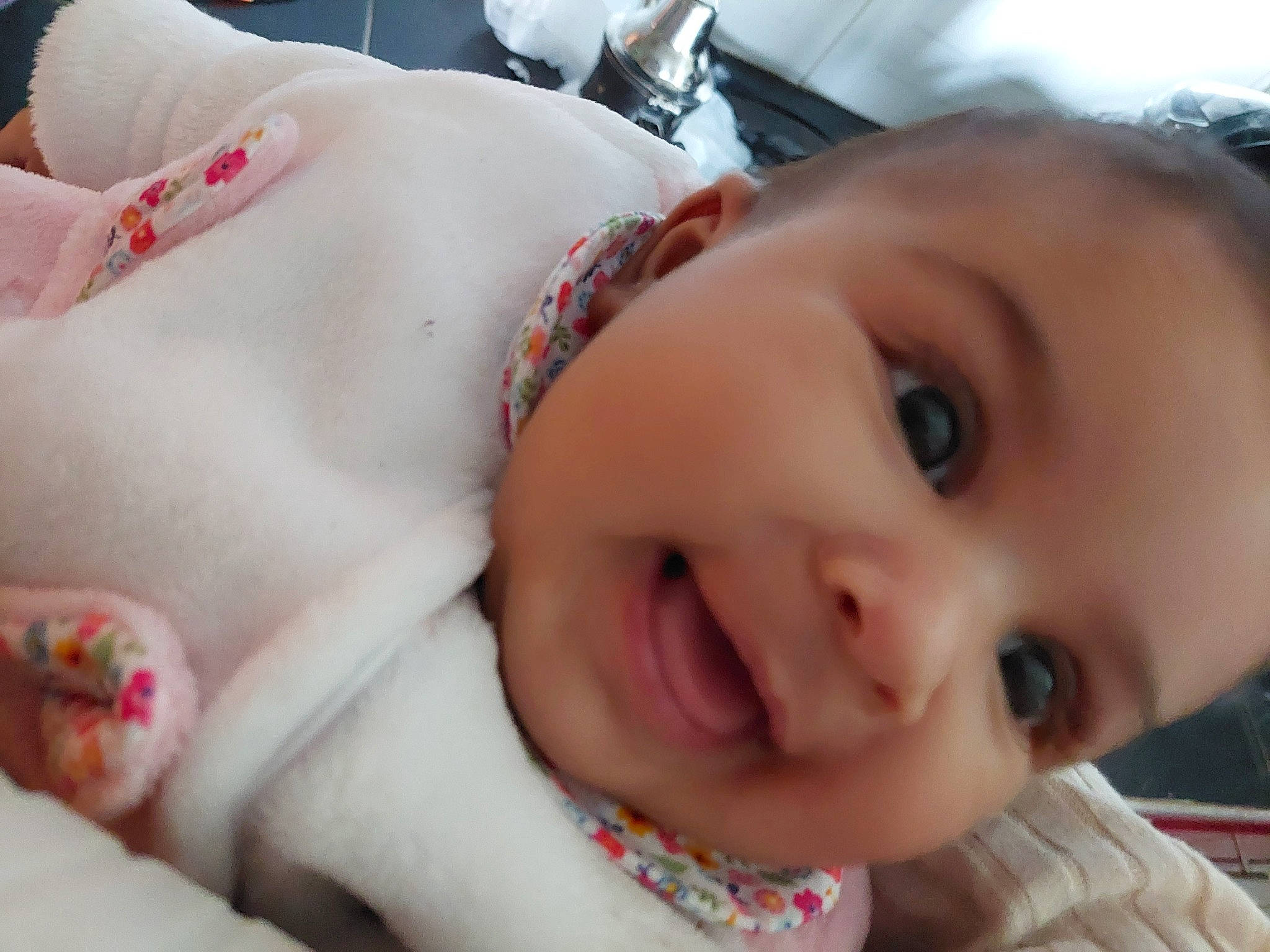 Assil participe au concours pour gagner de l'argent avec cette photo : cheek, ear, eye, eyebrow, eyelash, facial_expression, hair, happy, human_body, iris, lip, mouth, muscle, neck, nose, organ, person, product, skin, smile