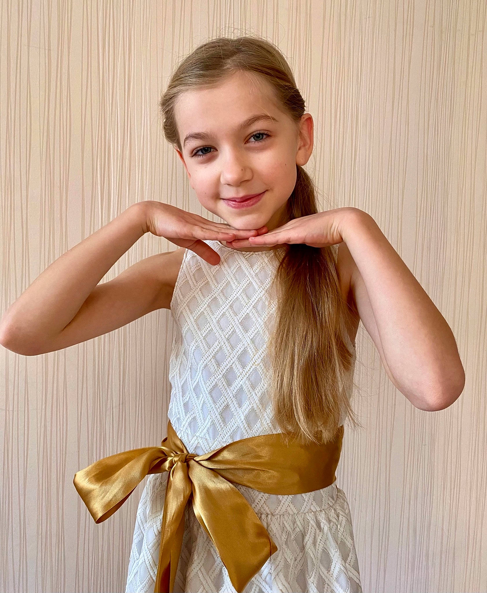 Gabrielle participe au concours pour gagner de l'argent avec cette photo : abdomen, belt, blond, brown_hair, child_model, costume, day_dress, embellishment, fashion_design, hairstyle, hand, joy, knot, long_hair, model, muscle, person, photo_shoot, sash, skin