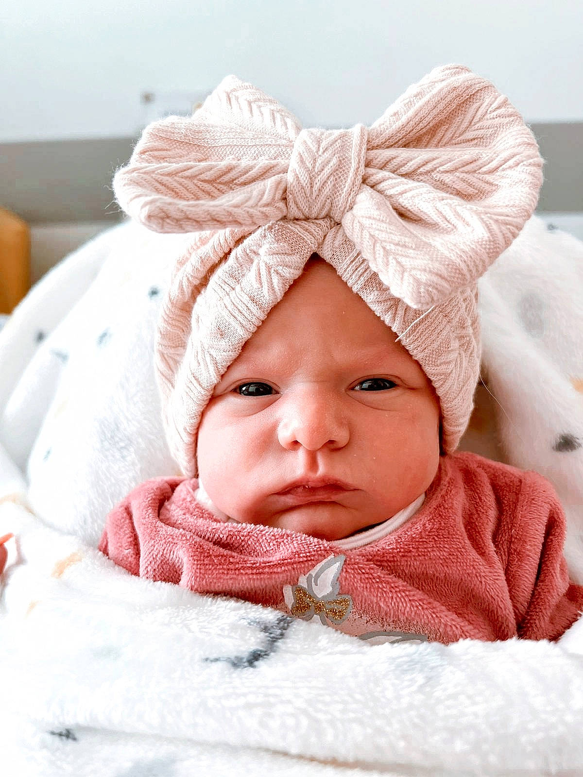 Myléna a rejoint le concours — aidez-le/la à gagner de superbes lots ! baby, baby_sleeping, baby_toddler_clothing, bonnet, cheek, child, comfort, fashion_accessory, fur, happy, headwear, knit_cap, linens, pattern, peach, person, pink, portrait_photography, sleeve, toddler