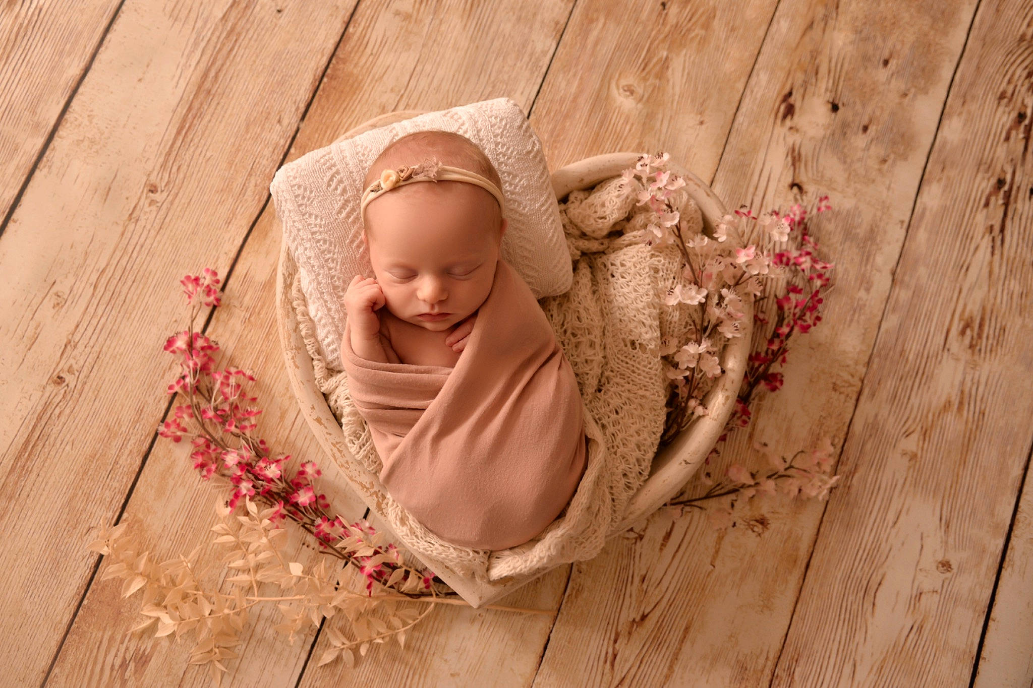 Myléna participe au concours pour gagner de l'argent avec cette photo : art, baby, baby_toddler_clothing, child, chin, fashion_accessory, grass, happy, head, headgear, leaf, peach, people_in_nature, person, pink, sand, sitting, skin, toddler, twig