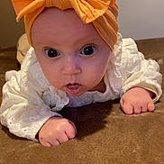 Judith a rejoint le concours — aidez-le/la à gagner de superbes lots ! baby, bed, big_eyes, blanket, bow, cheeks, close_up, curiosity, cute, expression, hands, headband, indoor, infant, looking_at_camera, portrait, soft_texture, surprised_expression, tummy_time, white_outfit