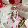 Judith a rejoint le concours — aidez-le/la à gagner de superbes lots ! baby, balloons, bed, bouquet, celebration, child, cozy, cushion, cute, gift, hat, heart_pattern, indoor, infant, onesie, pink, portrait, rose_petals, socks, white_bedding