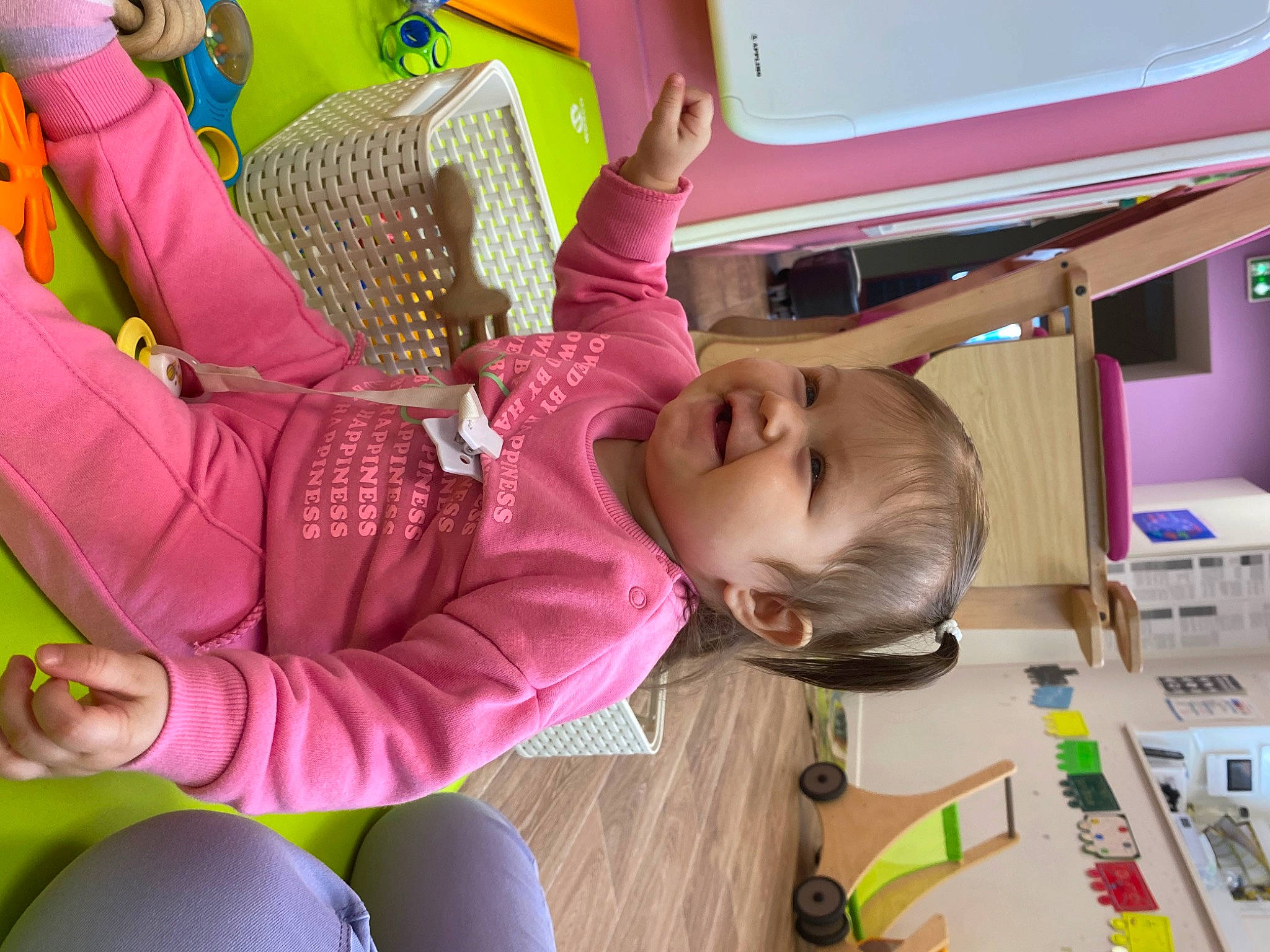 Jordane a rejoint le concours — aidez-le/la à gagner de superbes lots ! baby, child, desk, fun, green, happy, kindergarten, learning, leisure, magenta, person, pink, play, purple, recreation, room, school, table, toddler, wood