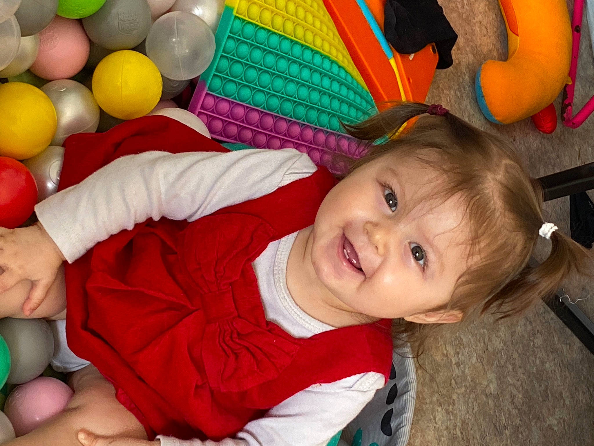 Jordane a rejoint le concours — aidez-le/la à gagner de superbes lots ! baby, baby_playing_with_toys, baby_toddler_clothing, ball_pit, beauty, cheek, child, event, facial_expression, fun, happy, joy, leisure, party_supply, person, play, product, sitting, smile, snapshot