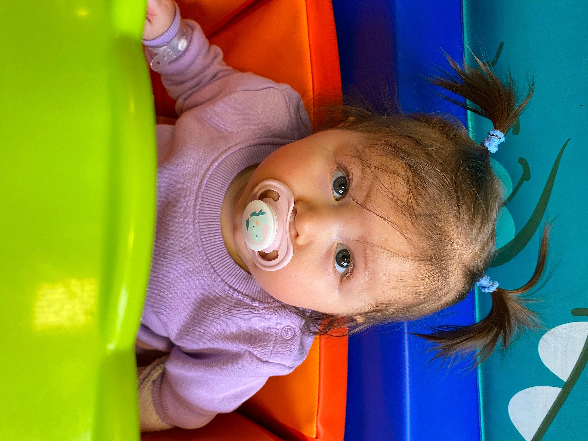 Jordane participe au concours pour gagner de l'argent avec cette photo : baby, baby_playing_with_toys, baby_products, baby_toddler_clothing, baby_toys, blue, cheek, child, chin, electric_blue, eye, fun, happy, head, iris, leisure, nose, person, room, smile