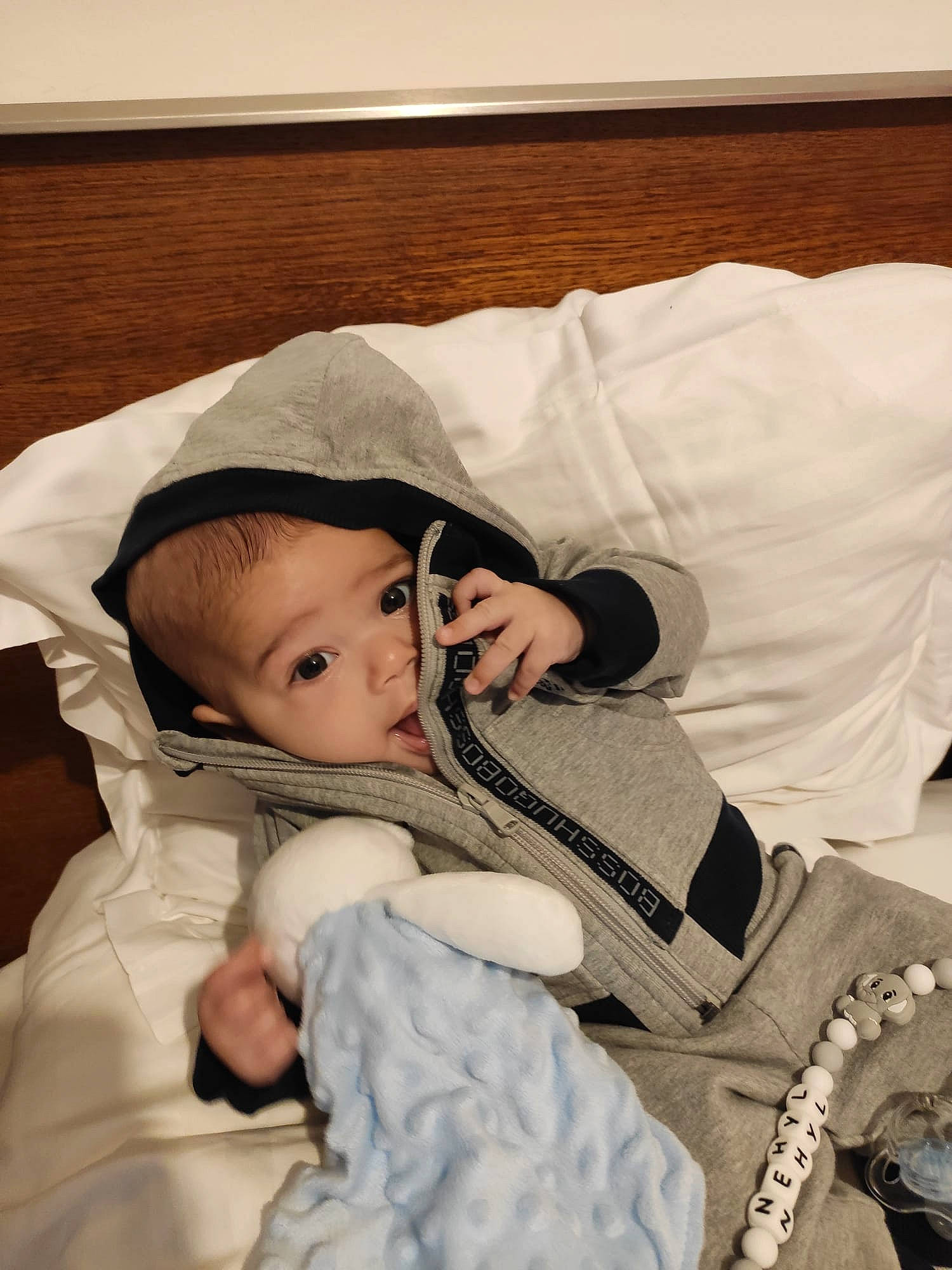 Nehyl a rejoint le concours — aidez-le/la à gagner de superbes lots ! baby, baby_products, baby_sleeping, baby_toddler_clothing, cheek, child, comfort, eye, eyebrow, eyelash, fur, hand, head, human_body, linens, person, sitting, sleep, sleeve, toddler