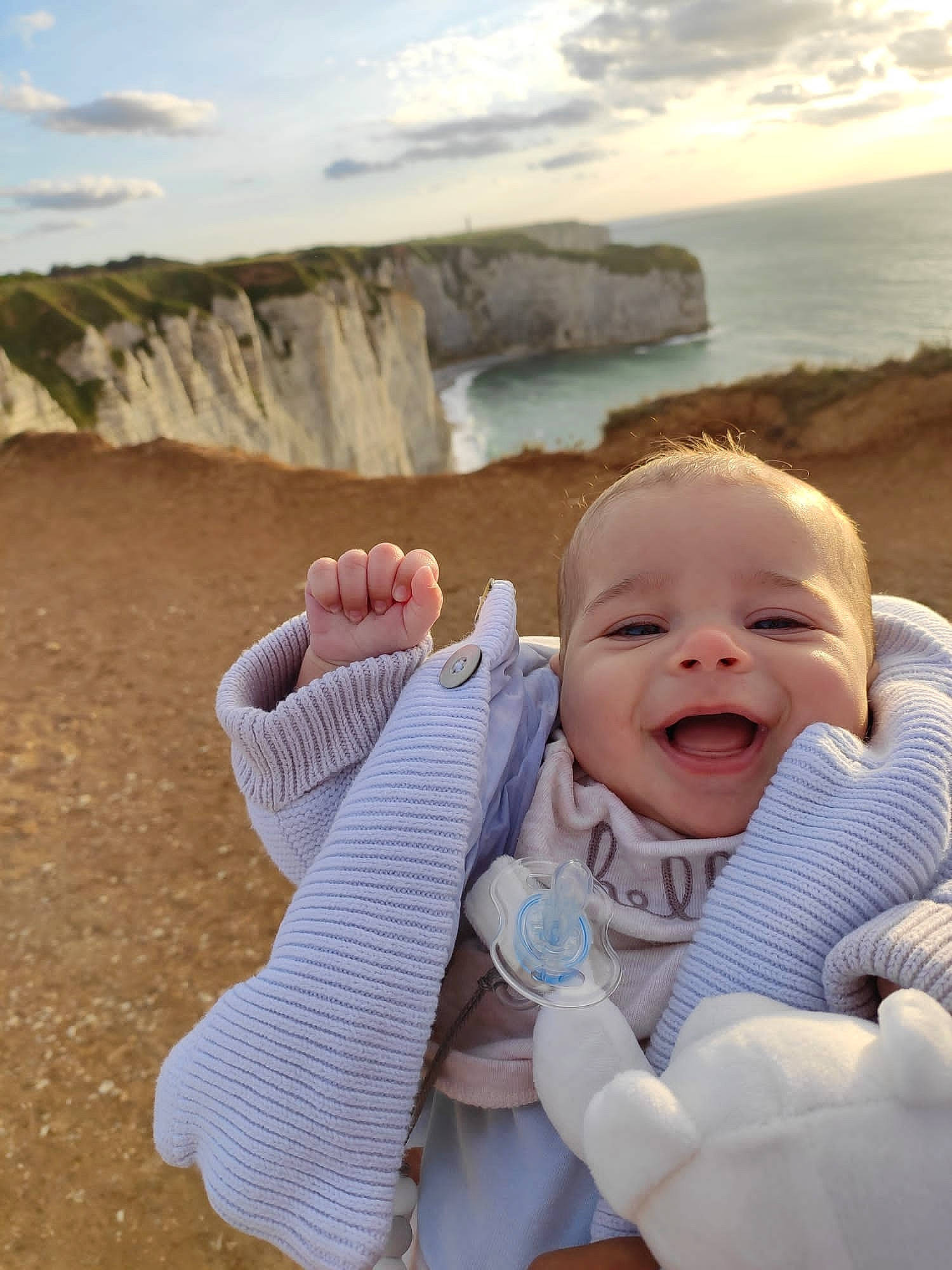 Nehyl participe au concours pour gagner de l'argent avec cette photo : azure, baby, cloud, eye, flash_photography, gesture, grass, hand, happy, landscape, leisure, people_in_nature, person, photograph, sky, smile, summer, thumb, toddler, travel