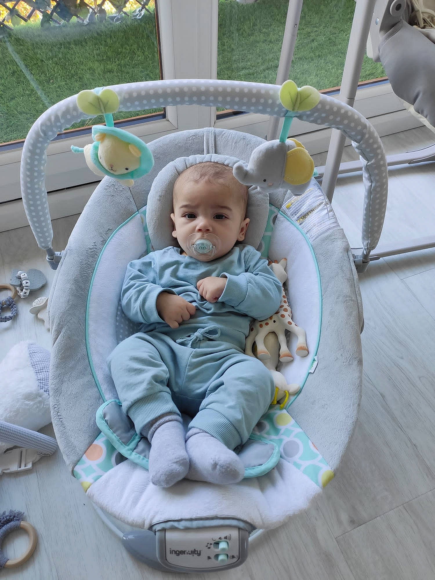 Nehyl participe au concours pour gagner de l'argent avec cette photo : baby, baby_carriage, baby_products, baby_safety, baby_toddler_clothing, baby_toys, chair, child, comfort, eye, grass, green, leisure, outdoor_furniture, person, product, recreation, sitting, toddler, vacation