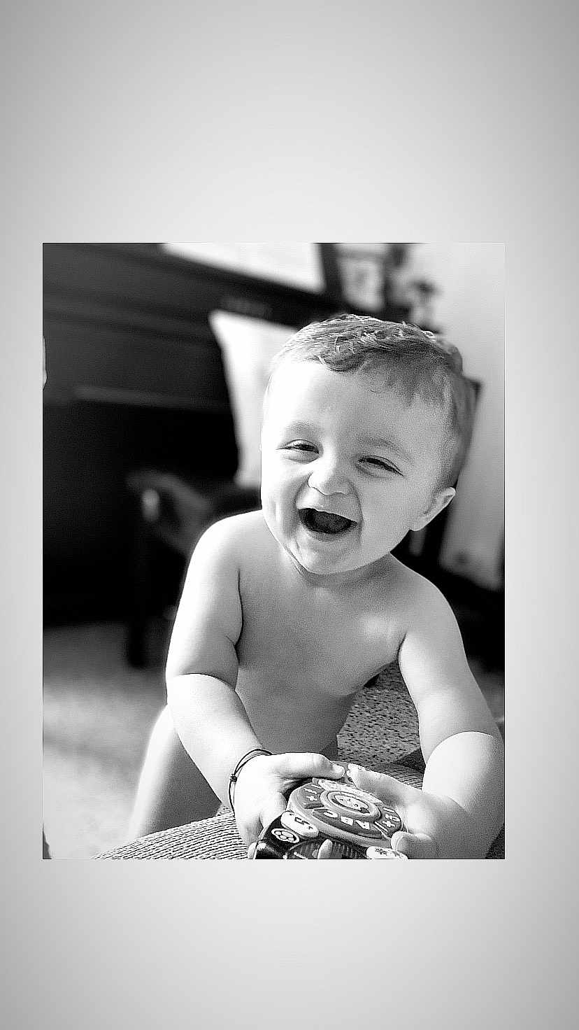 Noah a rejoint le concours — aidez-le/la à gagner de superbes lots ! baby, toddler, smiling, toy, phone, laughing, child, curious, indoors, black_and_white, portrait, happy, cute, hands, face, short_hair, playing, infant, expression, closeup