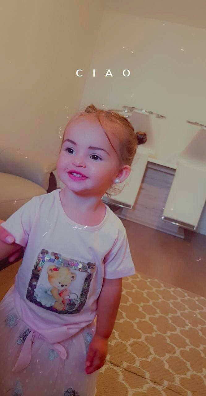 Julianna a rejoint le concours — aidez-le/la à gagner de superbes lots ! arm, baby_toddler_clothing, cheek, child, eyebrow, eyelash, flooring, fun, happy, head, iris, magenta, neck, nose, person, room, skin, sleeve, smile, t_shirt