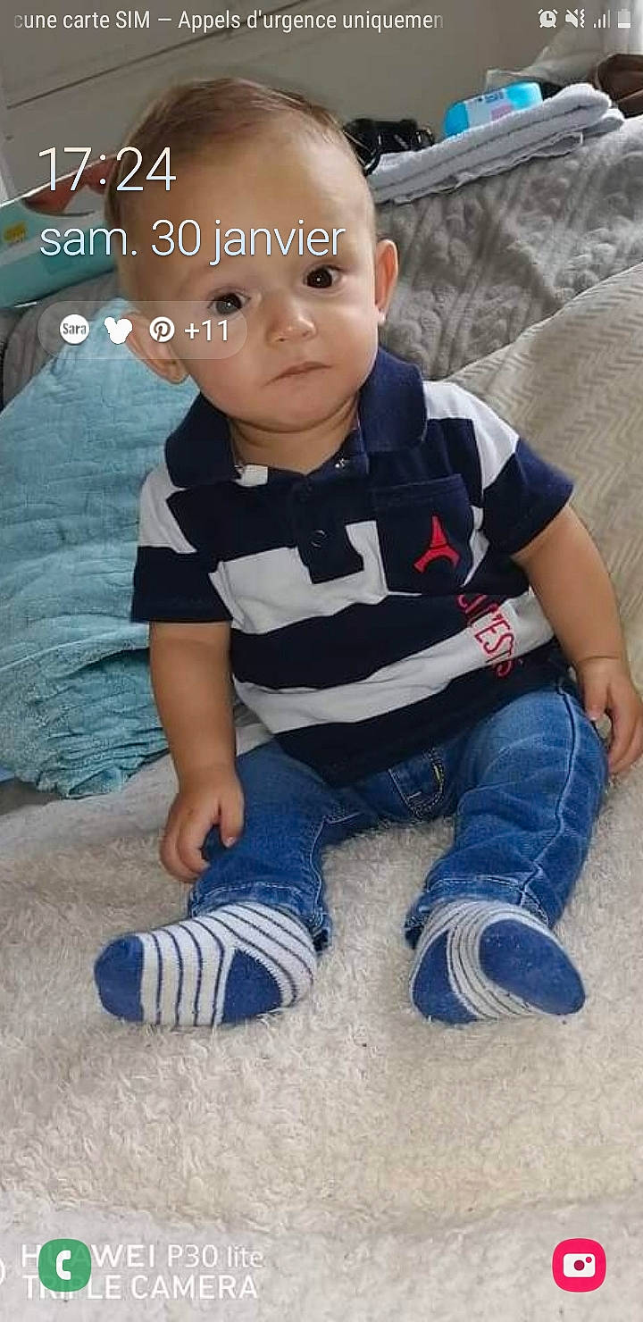 Djoulian participe au concours pour gagner de l'argent avec cette photo : baby, baby_toddler_clothing, carmine, child, cool, denim, electric_blue, flash_photography, flooring, fun, grass, happy, pattern, person, photo_caption, play, sitting, sleeve, sock, t_shirt