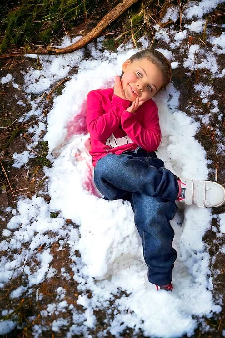 Inaya a rejoint le concours — aidez-le/la à gagner de superbes lots ! adventure, flash_photography, freezing, frost, fun, fur, grass, happy, jacket, joy, leisure, people_in_nature, person, playing_in_the_snow, recreation, sitting, smile, snow, toddler, tree