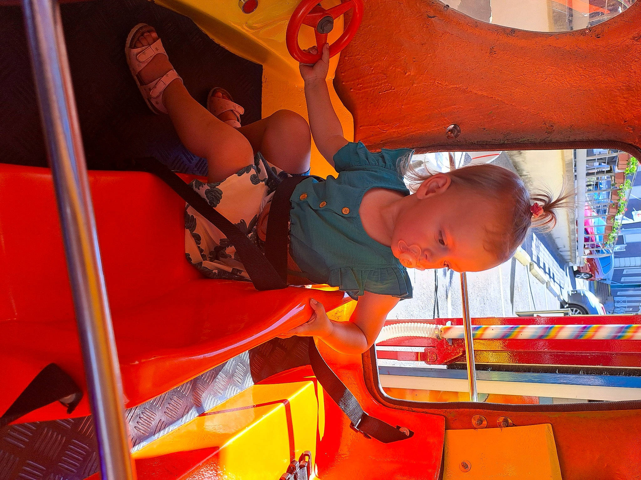 Louana participe au concours pour gagner de l'argent avec cette photo : amusement_park, amusement_ride, art, baby, child, chute, fun, leisure, machine, motor_vehicle, orange, outdoor_play_equipment, person, play, playground, playground_slide, recreation, room, sunglasses, toddler