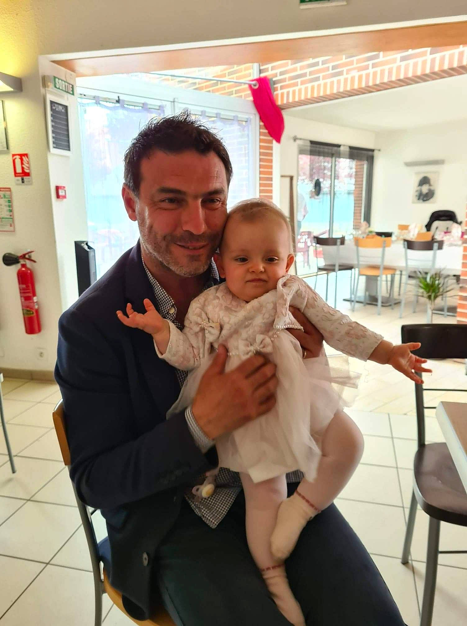 Louana a rejoint le concours — aidez-le/la à gagner de superbes lots ! baby, baby_toddler_clothing, chair, child, comfort, event, flooring, foot, fun, gesture, happy, houseplant, joy, lap, person, room, service, sitting, smile, thumb