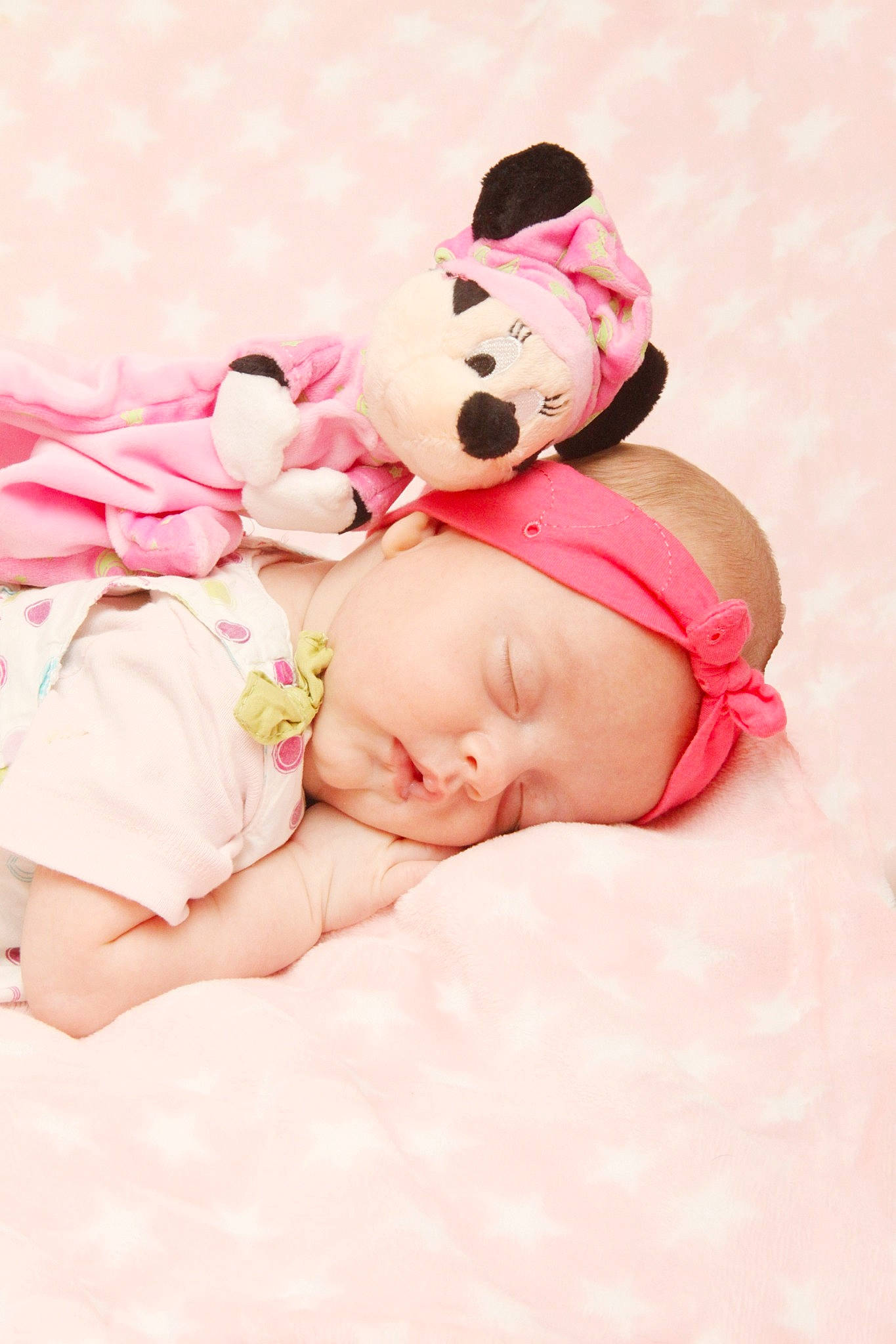 Louana participe au concours pour gagner de l'argent avec cette photo : baby, baby_sleeping, baby_toddler_clothing, cap, carmine, cheek, child, comfort, eye, fashion_accessory, foot, happy, headwear, linens, magenta, pattern, person, pink, skin, sleeve