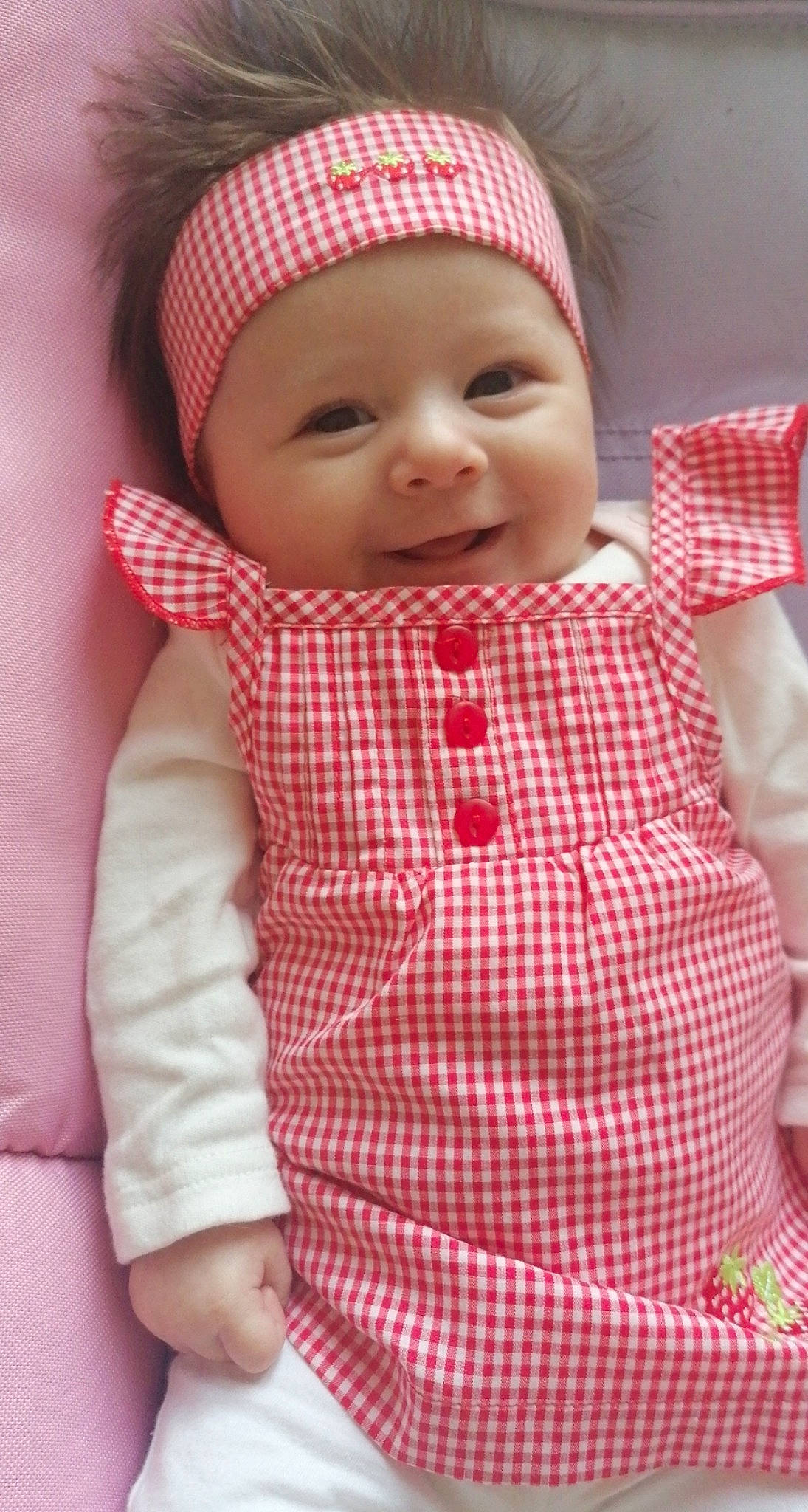 Lilou participe au concours pour gagner de l'argent avec cette photo : baby, cheek, child, headgear, headwear, pattern, person, pink, skin, toddler