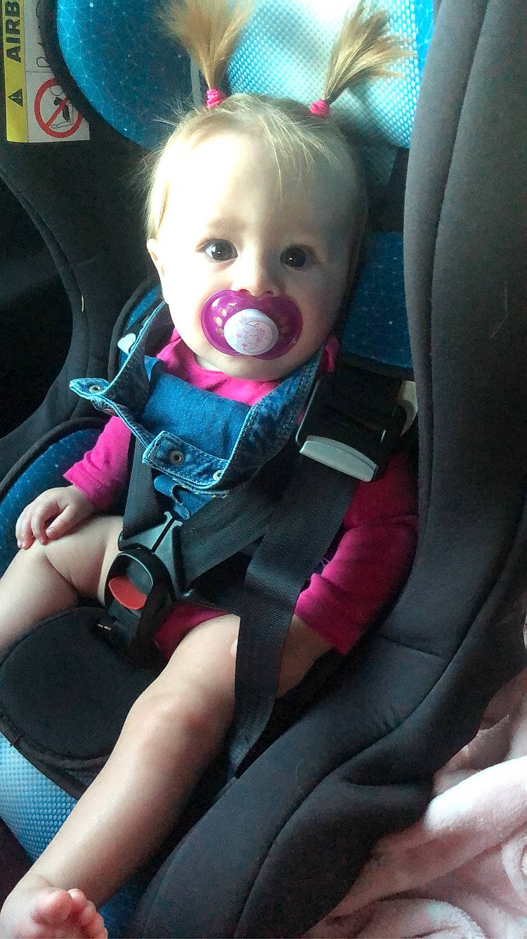 Lilou participe au concours pour gagner de l'argent avec cette photo : auto_part, baby, baby_in_car_seat, baby_products, car, car_seat, child, driving, fun, person, pink, product, seat_belt, sitting, steering_part, steering_wheel, toddler, vacation, vehicle