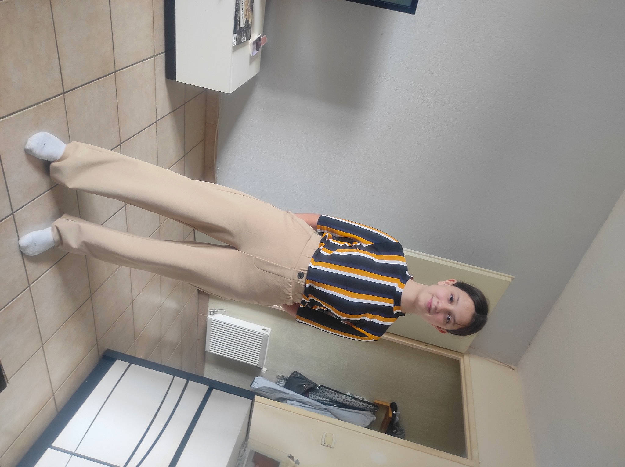 Maelys a rejoint le concours — aidez-le/la à gagner de superbes lots ! art, bathroom, elbow, eyewear, floor, flooring, foot, gesture, human_leg, interior_design, joy, knee, material_property, person, plumbing, plumbing_fixture, room, tap, thigh, waist