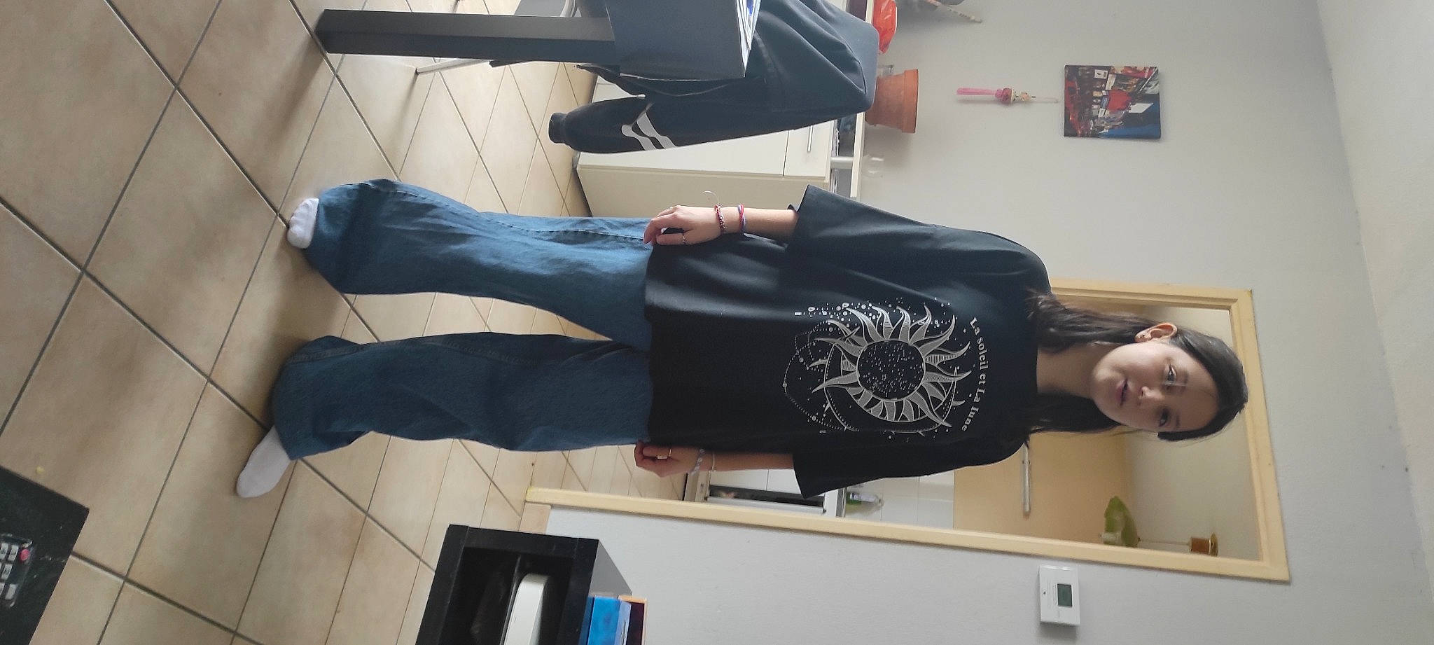 Maelys participe au concours pour gagner de l'argent avec cette photo : active_pants, arm, balance, elbow, flooring, foot, gesture, human_leg, knee, person, physical_fitness, picture_frame, room, shoulder, sleeve, sportswear, thigh, waist, wrist