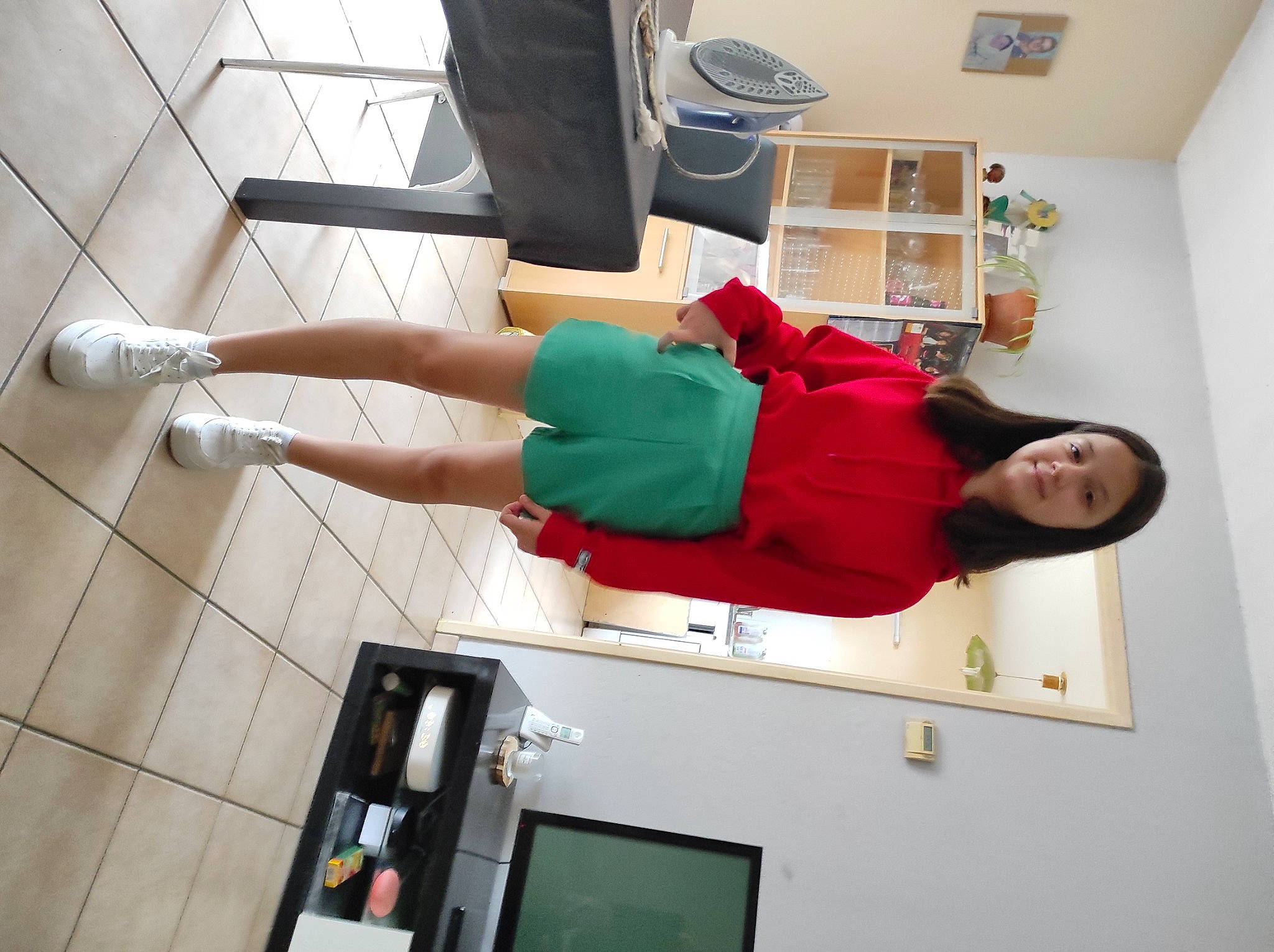 Maelys participe au concours pour gagner de l'argent avec cette photo : arm, balance, calf, cleanliness, comfort, elbow, foot, fun, houseplant, human_leg, joint, joy, knee, leg, person, room, sandal, shorts, smile, sportswear